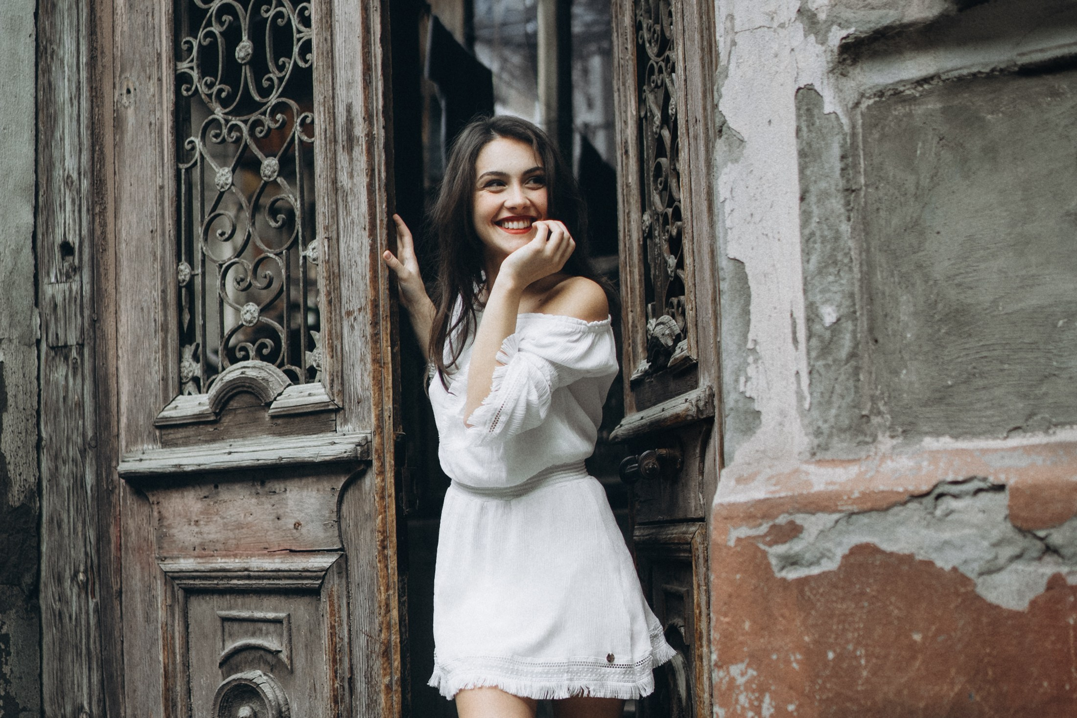 Natürliche Portraitfotos Dresden – Frau in weißem Kleid an Holztür