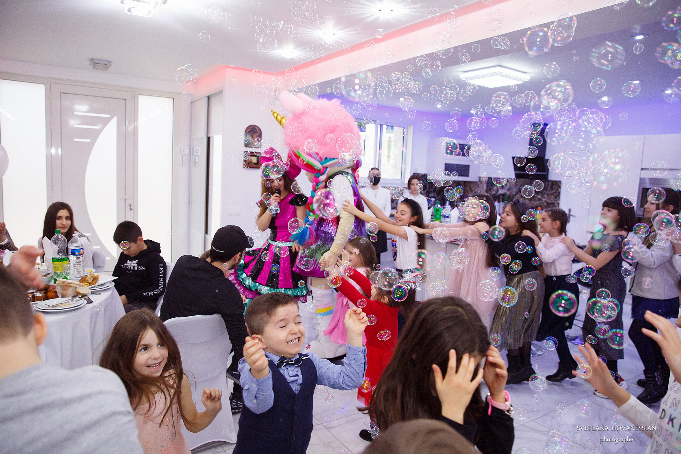 REPORTAGE  (Anniversaire, baptême, fête d’entreprise et ect.). Photographe professionelle spécialisée dans la photographie de grosses