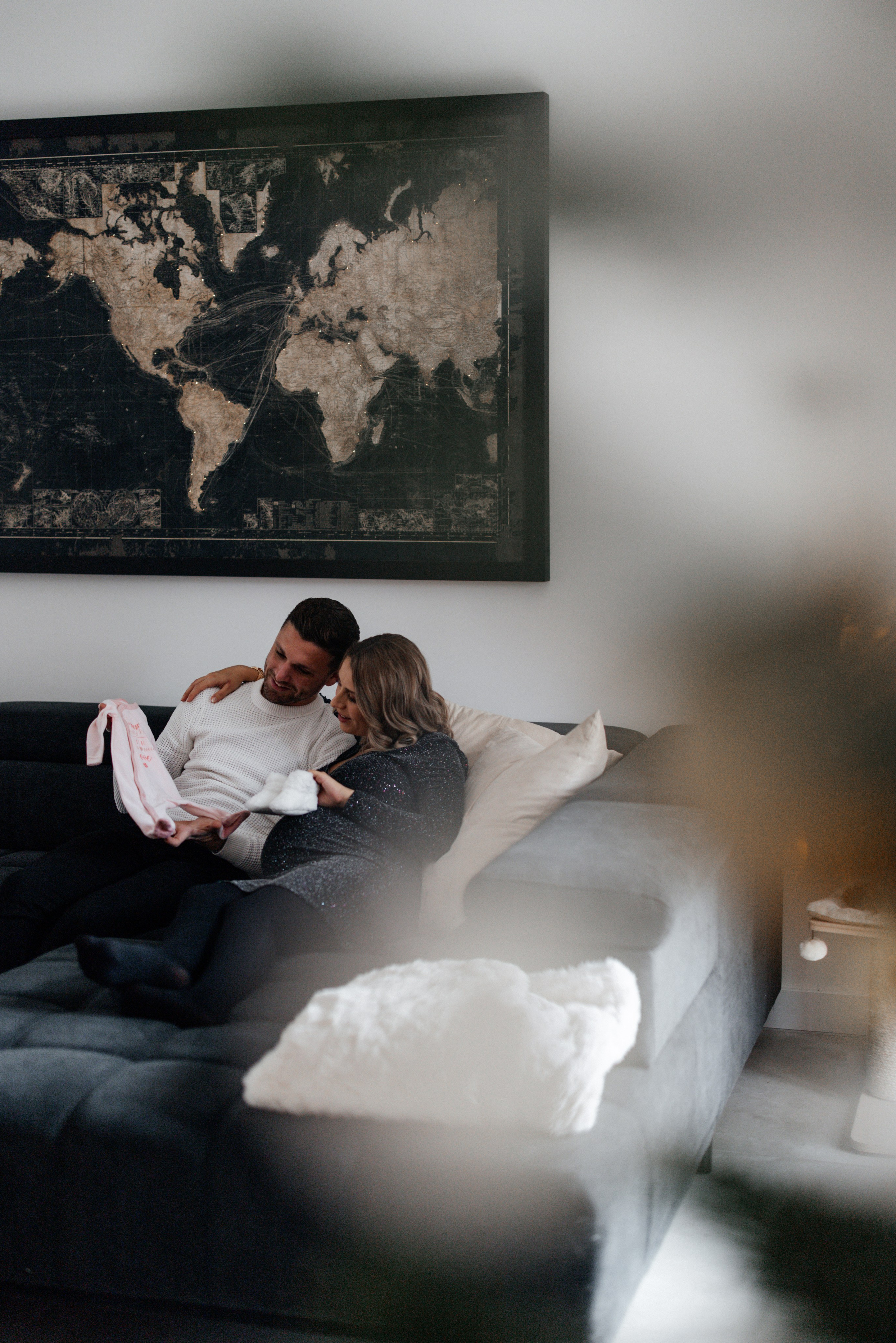Couple pendant une séance photo grossesse à domicile à Chartres