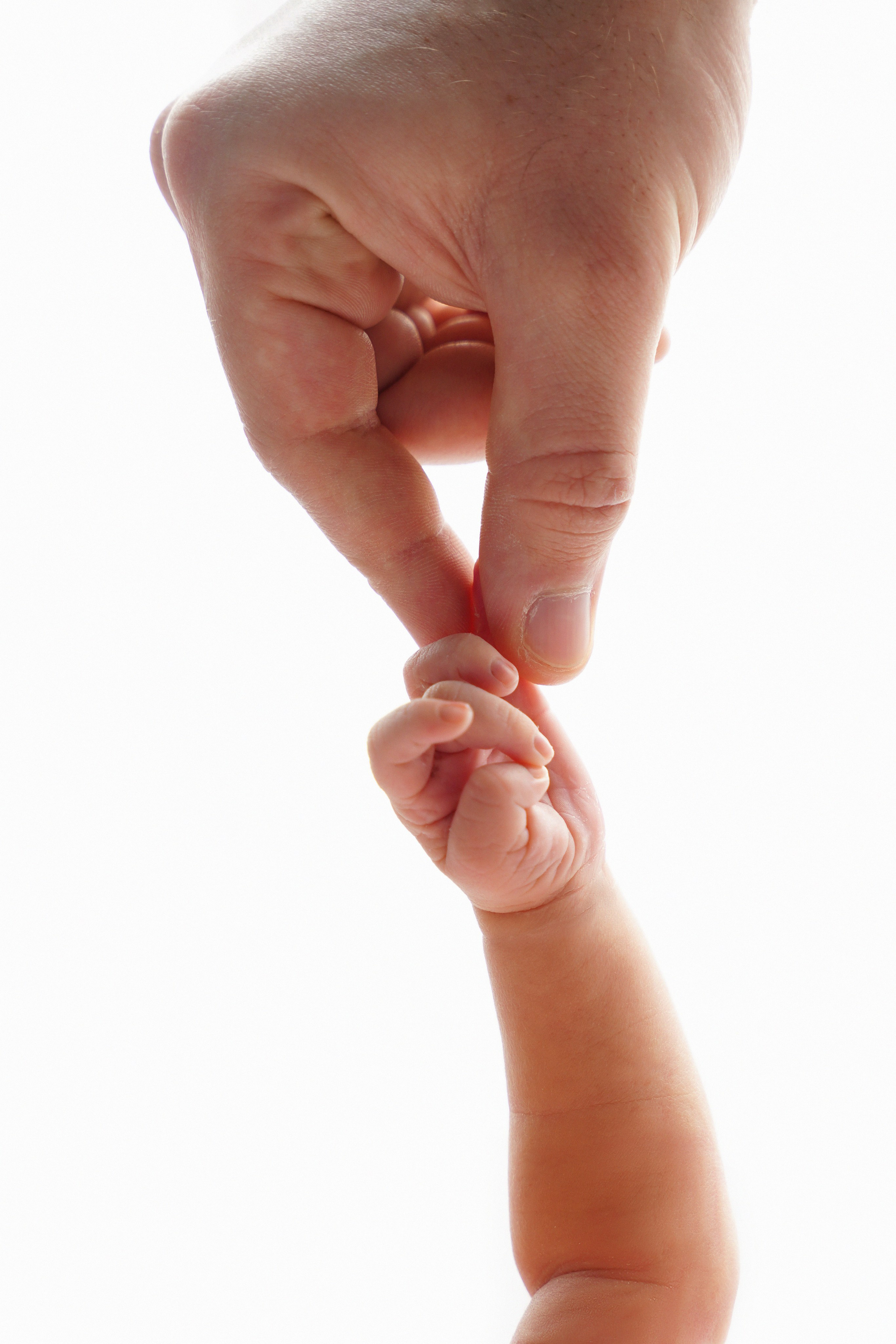 Emotionale Nahaufnahme: Neugeborenes hält sanft die Finger der Eltern – Babyfotograf Gersthofen