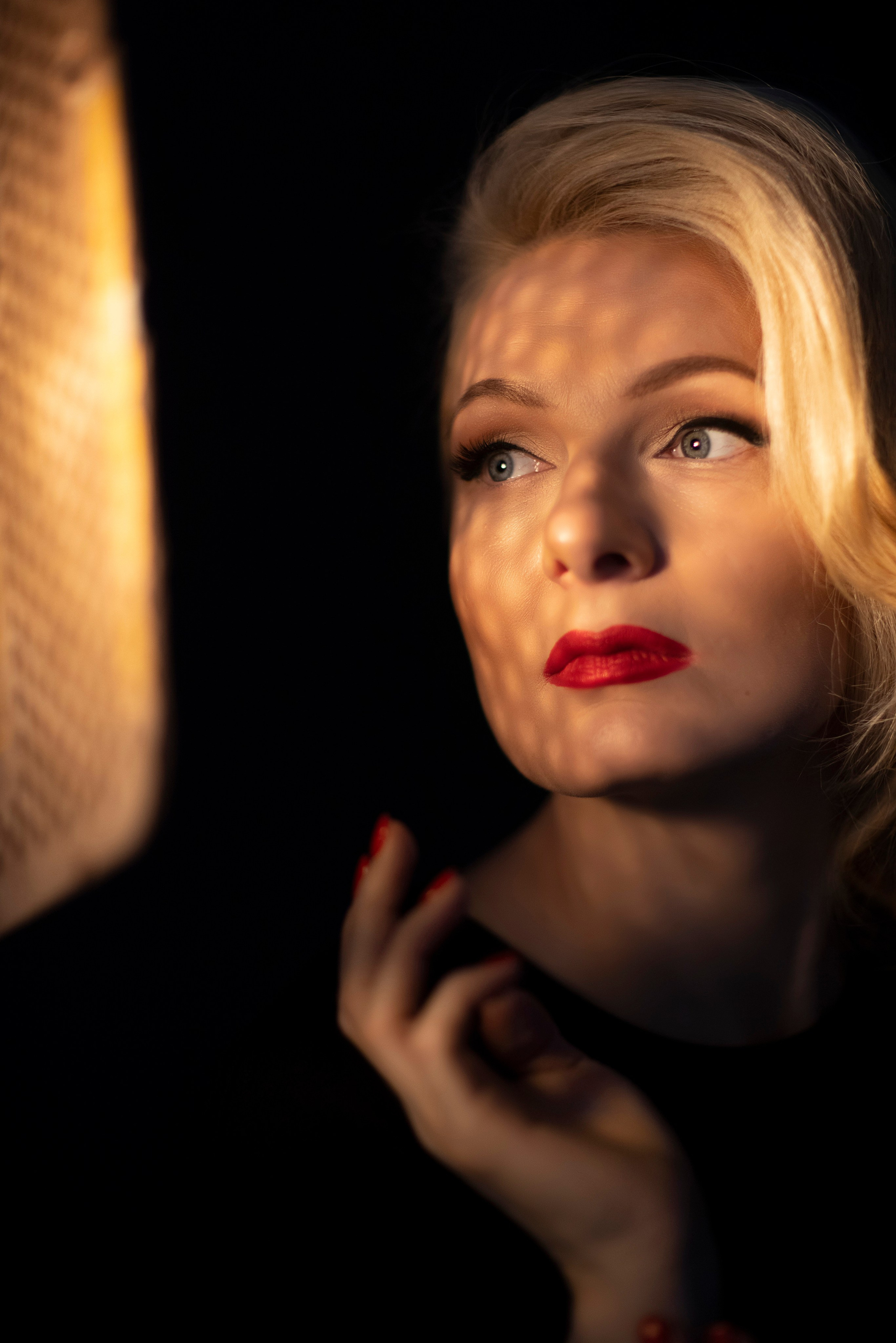 Арт-портрет женщины в стиле нуар, драматичное освещение и ретро макияж