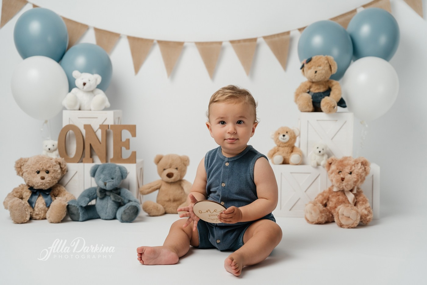 What to expect at a Cake Smash Photography Session. Newborn and family photographer. Hills District. Sydney
