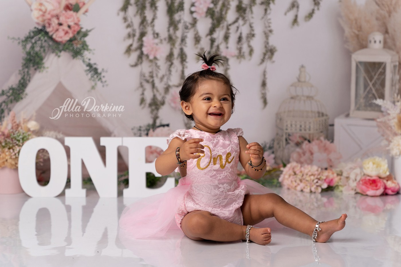 What to expect at a Cake Smash Photography Session. Newborn and family photographer. Hills District. Sydney