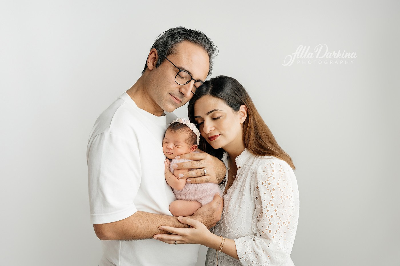 Family photo session in the park. Happy family of five.