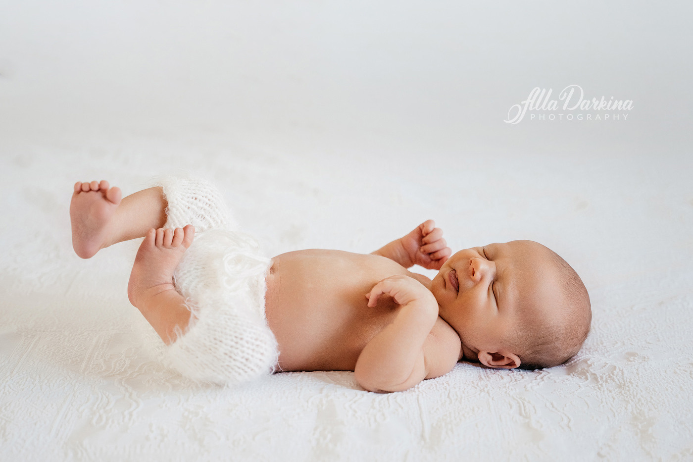 Family photo session in the park. Happy family of five.