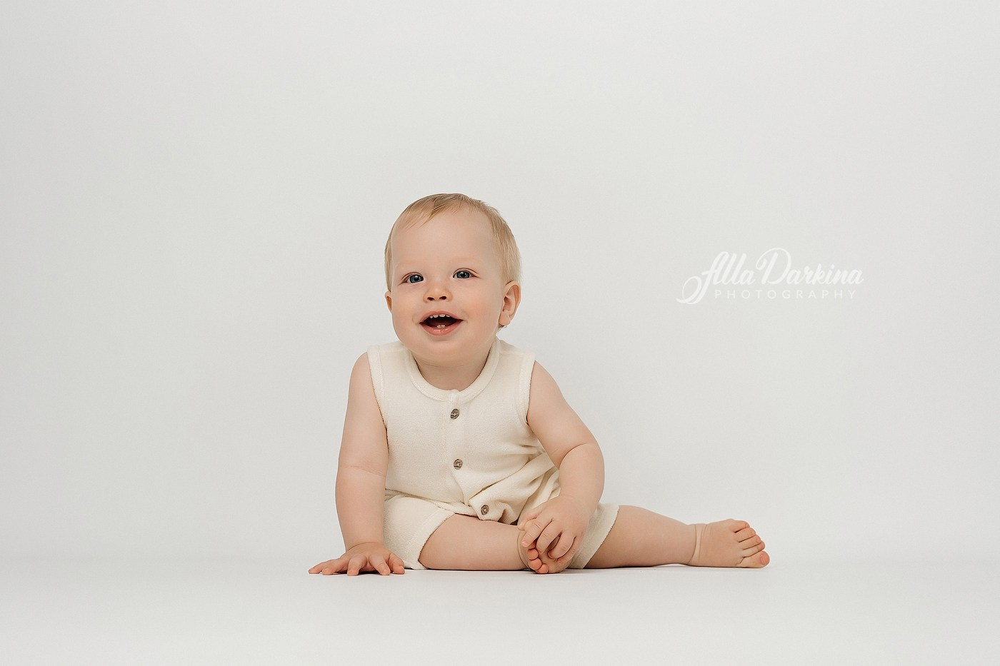 Bump up pose. Newborn photographer Sydney.