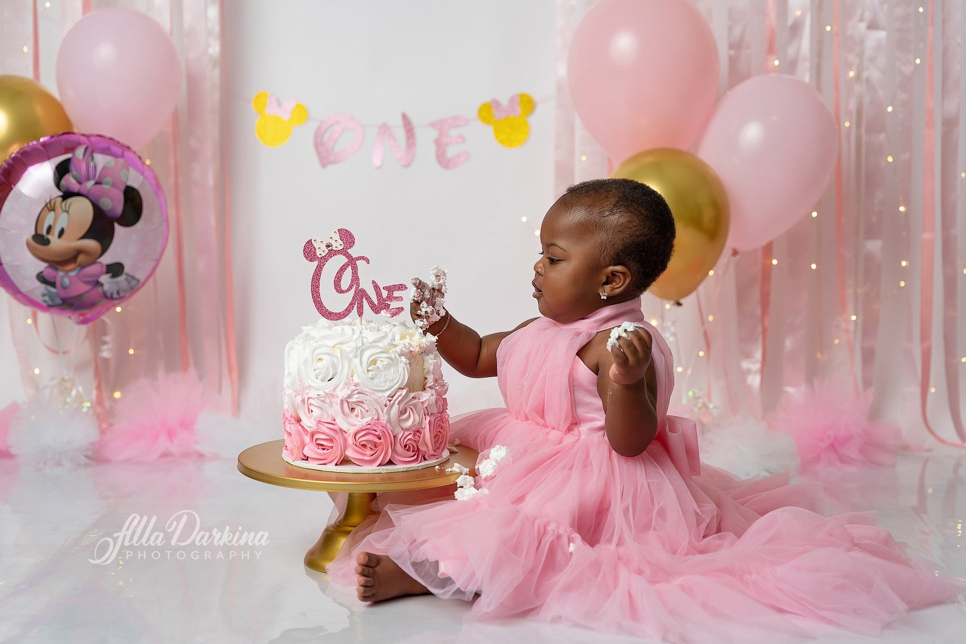 What to expect at a Cake Smash Photography Session. Newborn and family photographer. Hills District. Sydney