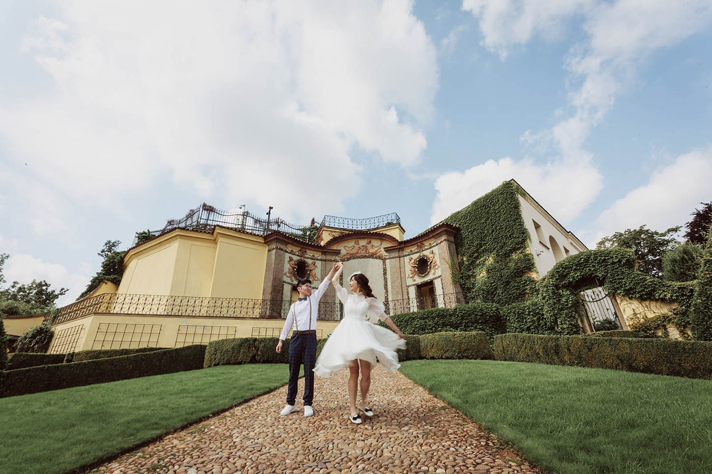 Vintage Hong Kong Couple | Vrtba Garden Prague