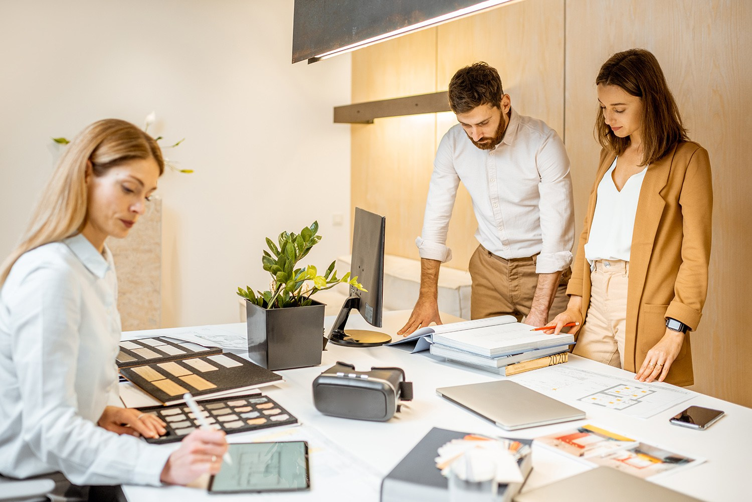 Renovation experts selecting materials and planning interior design for an Athens apartment transformation.