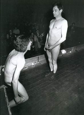 Венский акционизм: Отто Мюль и Гюнтер Брус, Piss Aktion, 1969. Экстремальный жест с телом и социальными нормами.