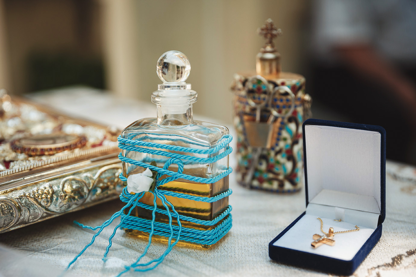 Крещение ребенка в Греции на крите, принадлежности для таинства, крестик малыша. Фотограф, организатор Екатерина Романова.