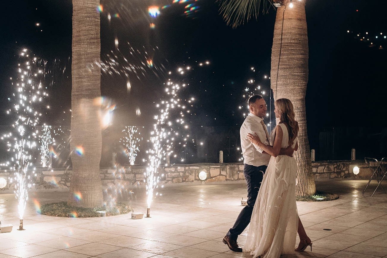 Банкет на Крите, ужин. Фотограф, видеограф, салют и фейерверк на свадьбу в Греции.