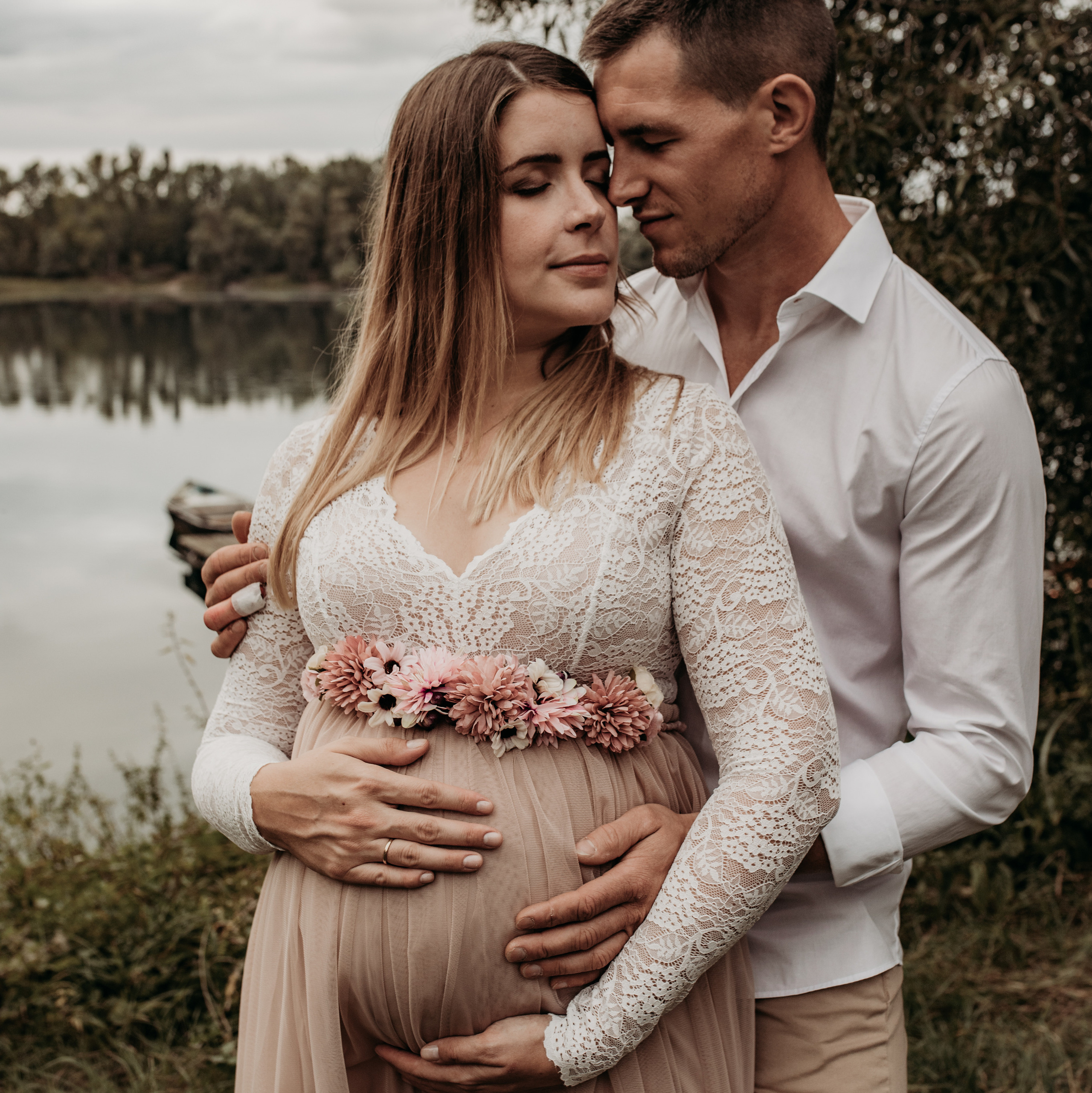 Schöne Schwangerschaftsfotos outdoor.