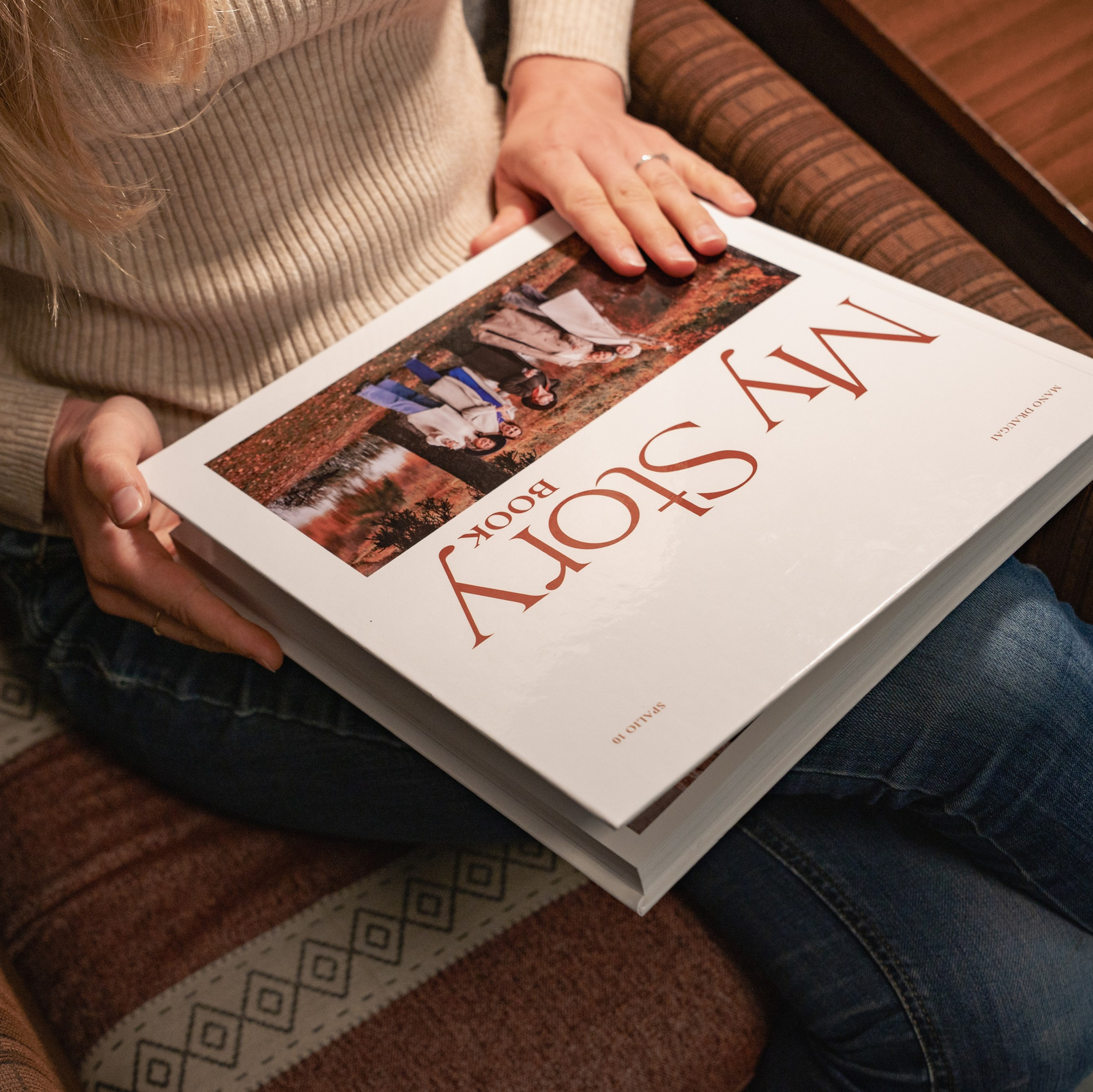 My Story Book (руки держат фотокнигу)Описание: Фотокнига My Story BookALT: Персональная фотокнига My Story Book — съёмка и дизайн фотокниги в Вильнюсе и Каунасе, Литва