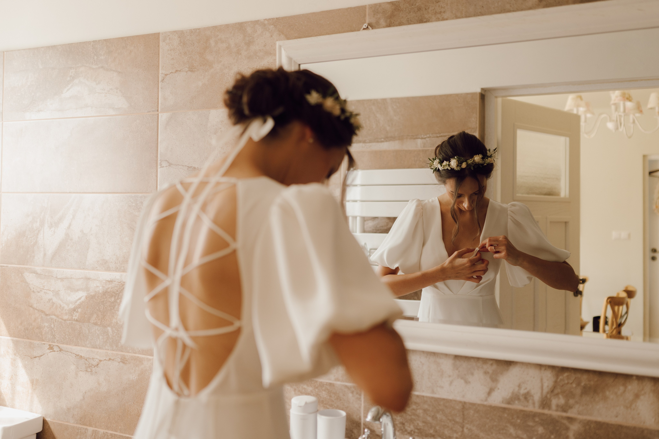 Panna młoda szykująca się do ceremonii – naturalne przygotowania ślubne, fotograf ślubny Poznań.