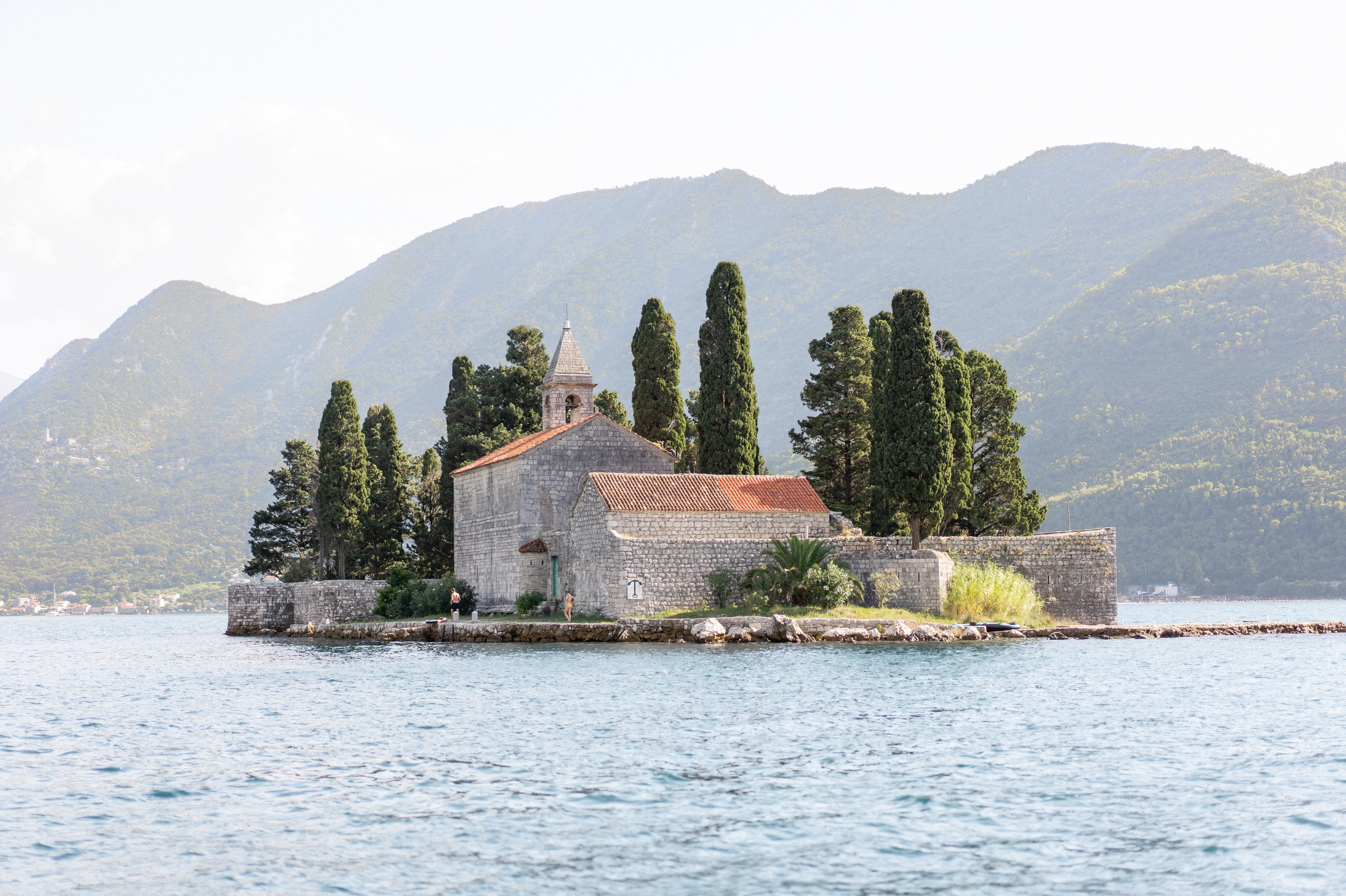 Bootaanzoek bij Our Lady of the Rocks in Perast, Montenegro