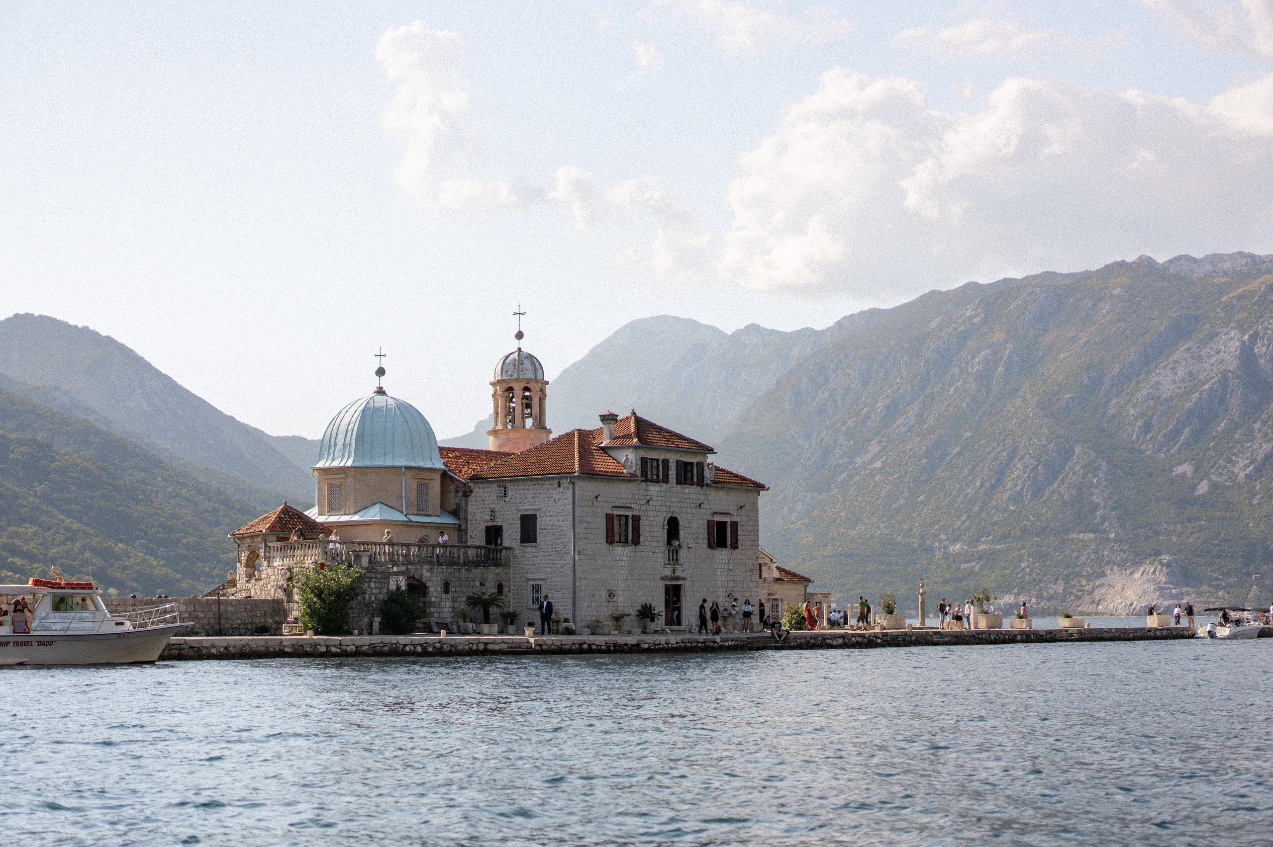 Bootaanzoek bij Our Lady of the Rocks in Perast, Montenegro