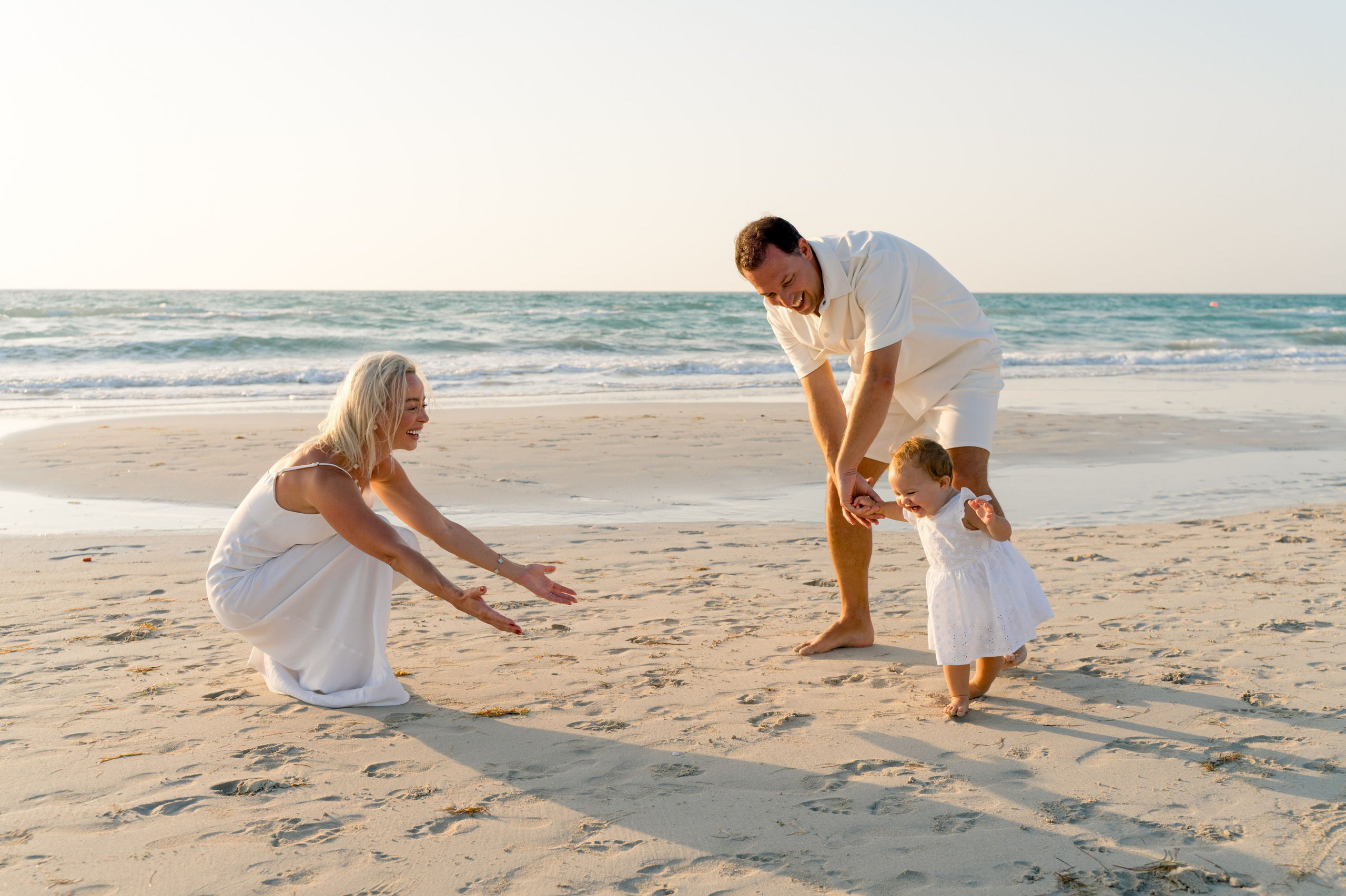 Семейная фотосессия на пляже в Абу Даби. Фотограф в Абу Даби Марина
