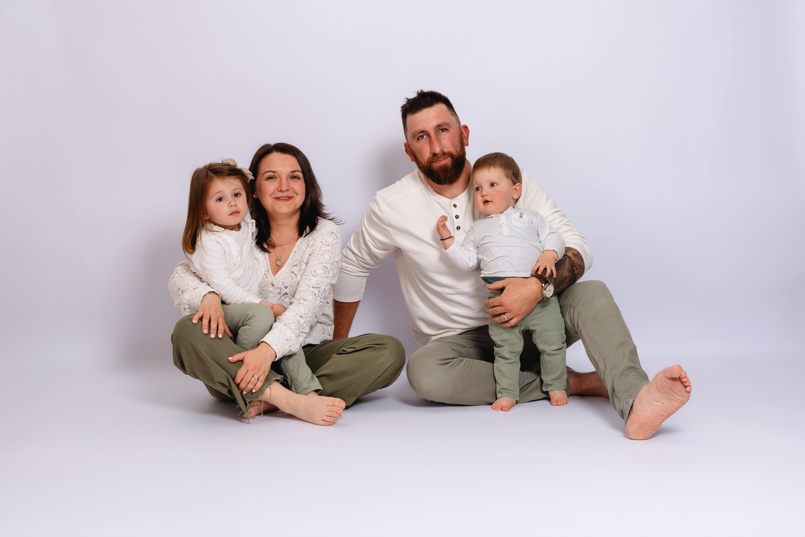Photographe enfant à Roanne – séance photo Halloween pour enfant dans un décor automnal.