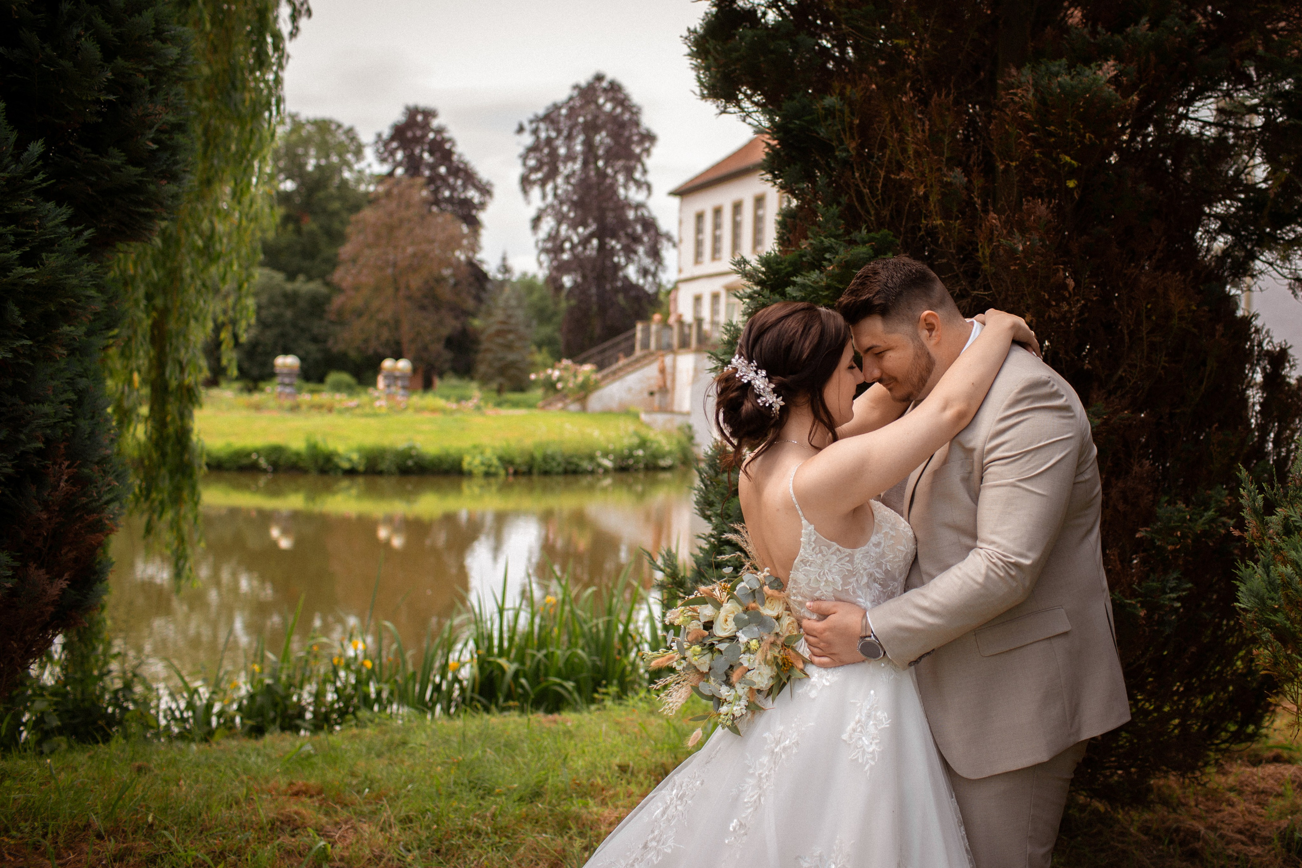 "Brautpaar umarmt sich, im Garten von dem Schloss Hünneveld in Bad Essen"