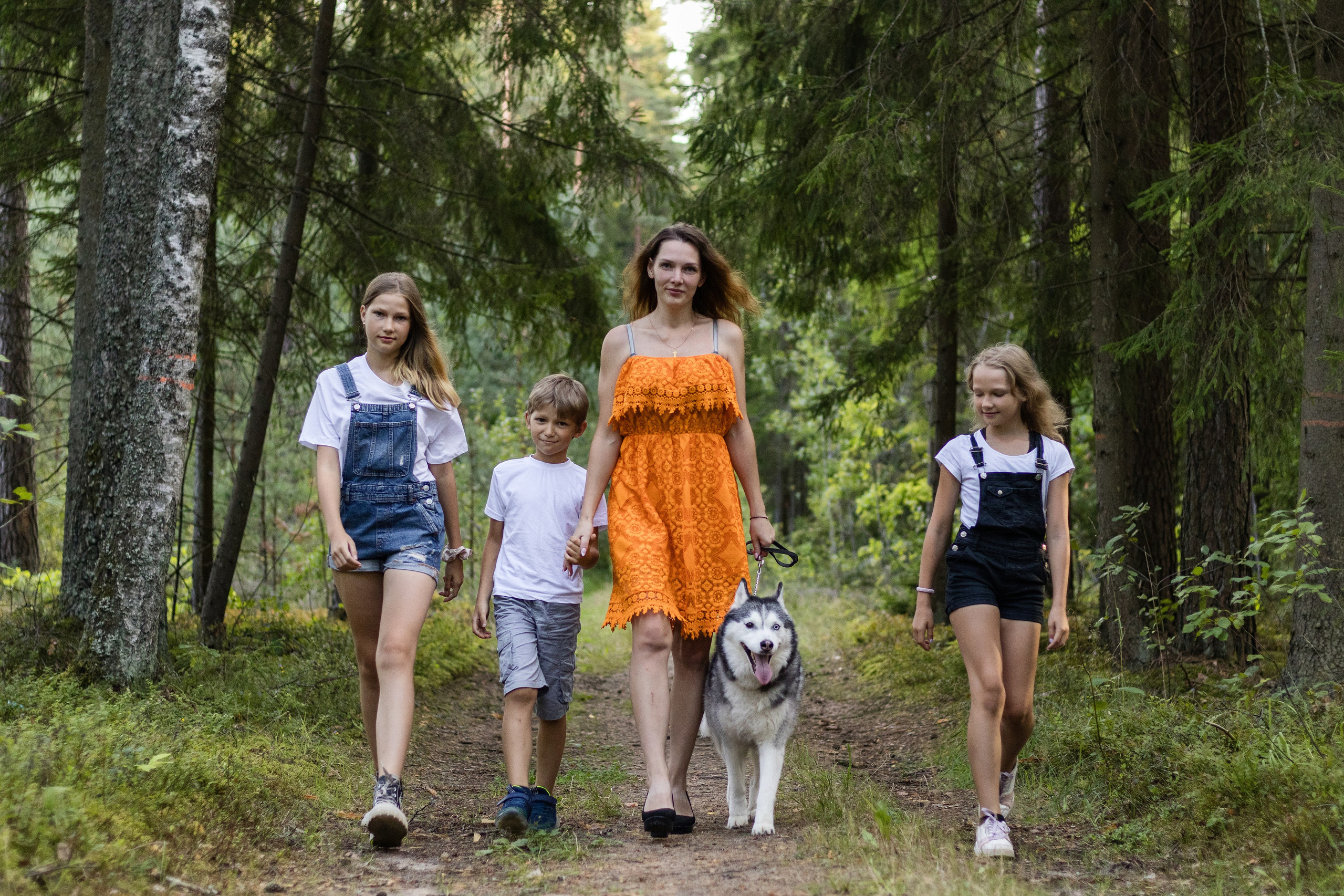 Семейная фотосессия в лесу с хаски