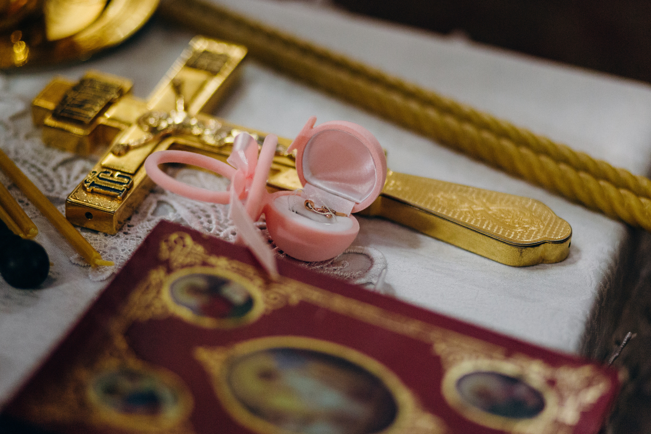 Таїнство Хрещення. Хрест і дитячі ювелірні прикраси перед освяченням в храмі