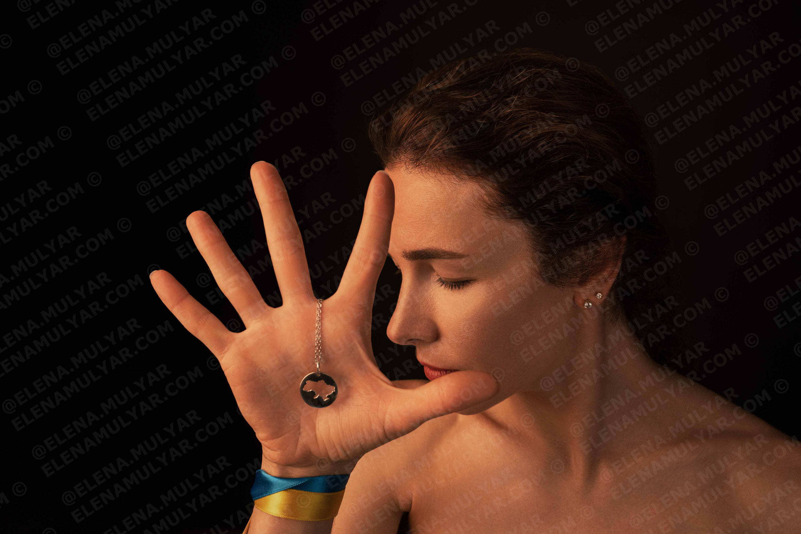 GALERIA BENEFICA 💛💙. Fotógrafo de bodas y familias en España, Málaga, Marbella