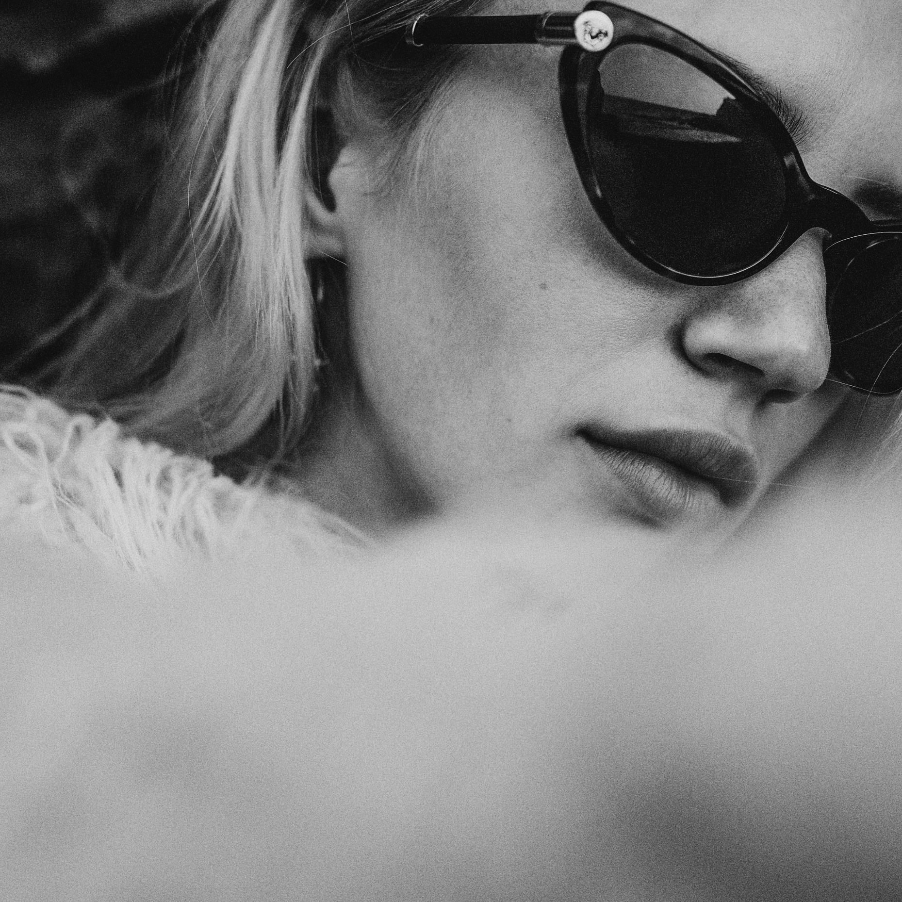 Девушка в очках черно белое фото