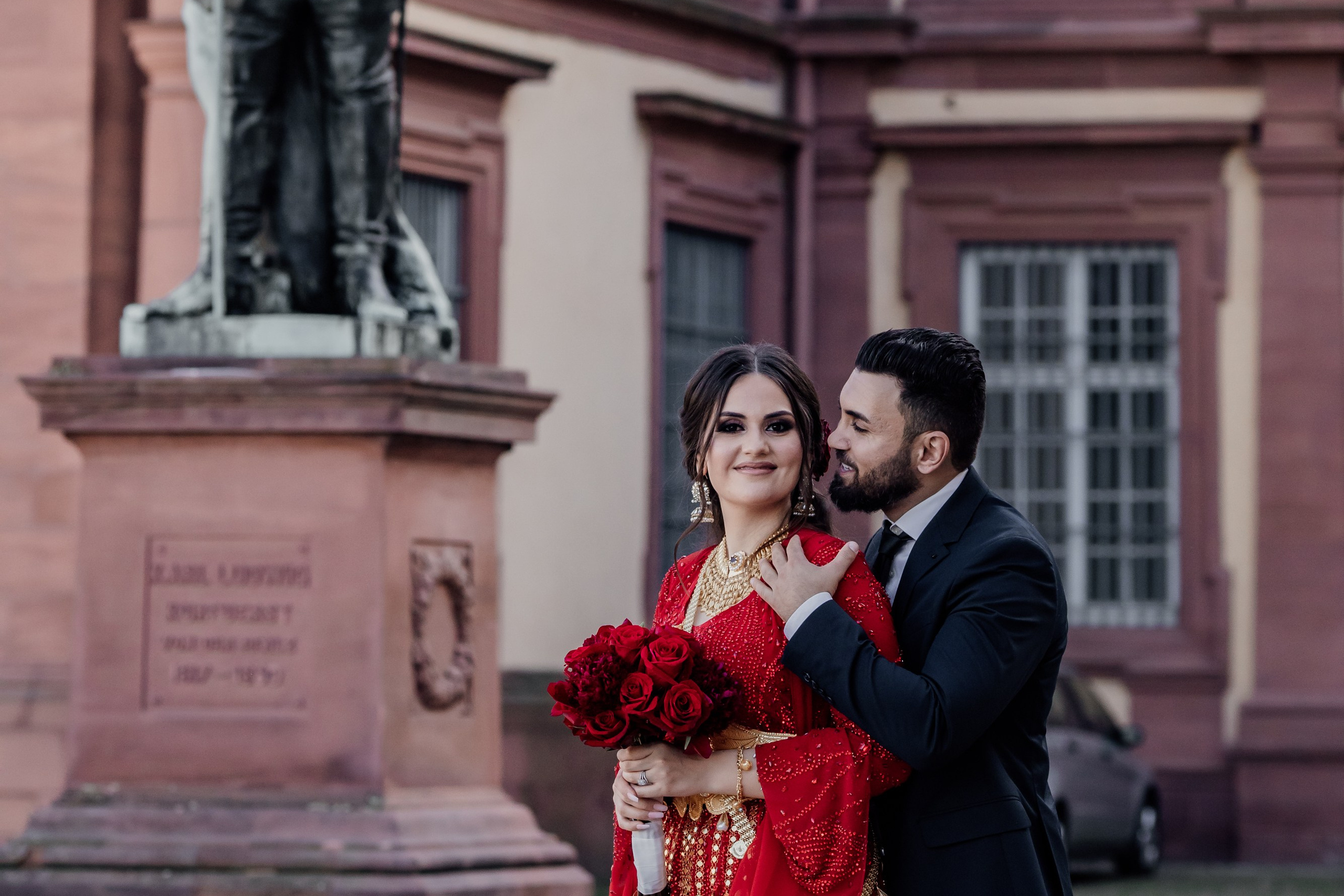 „Sanftes Abendlicht über Hochzeitspaar und Landschaft – Fine Art Wedding“. “Soft evening light over wedding couple and landscape – fine art wedding”