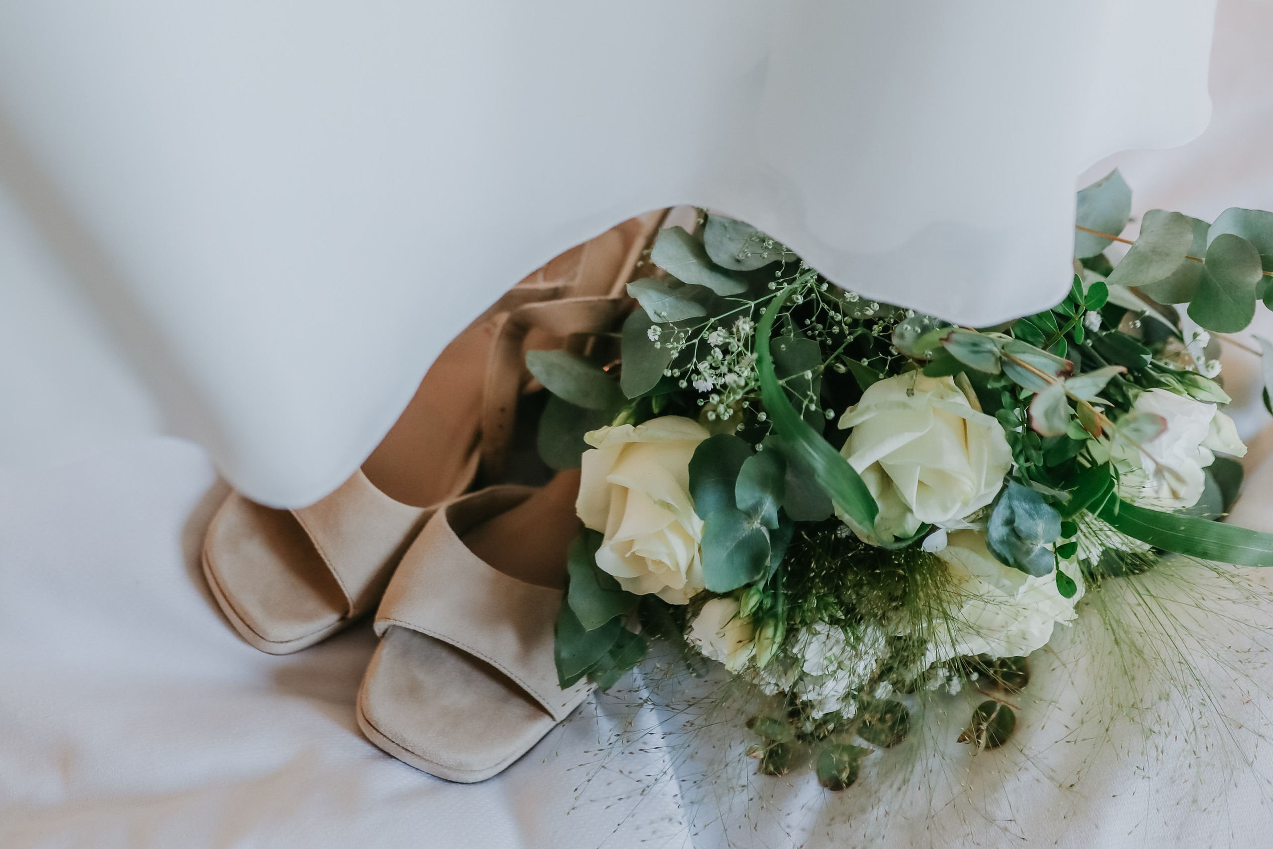 Natürliches Paarshooting über den Weinbergen der Burg Schwarzenstein – Hochzeitsfotografin Frankfurt am Main