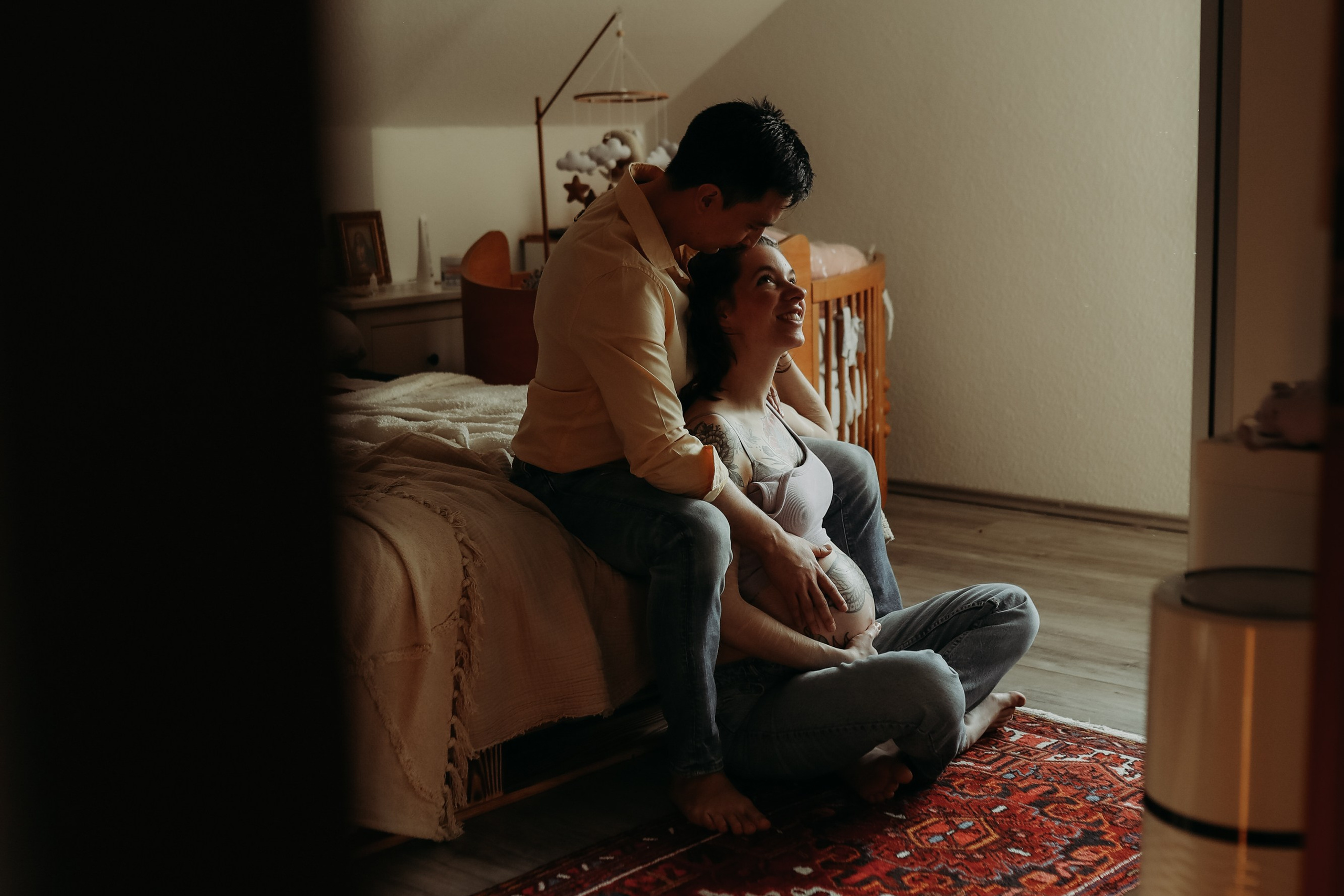 Babybauch Fotoshooting als Homestory – natürliche Schwangerschaftsbilder bei euch zuhause