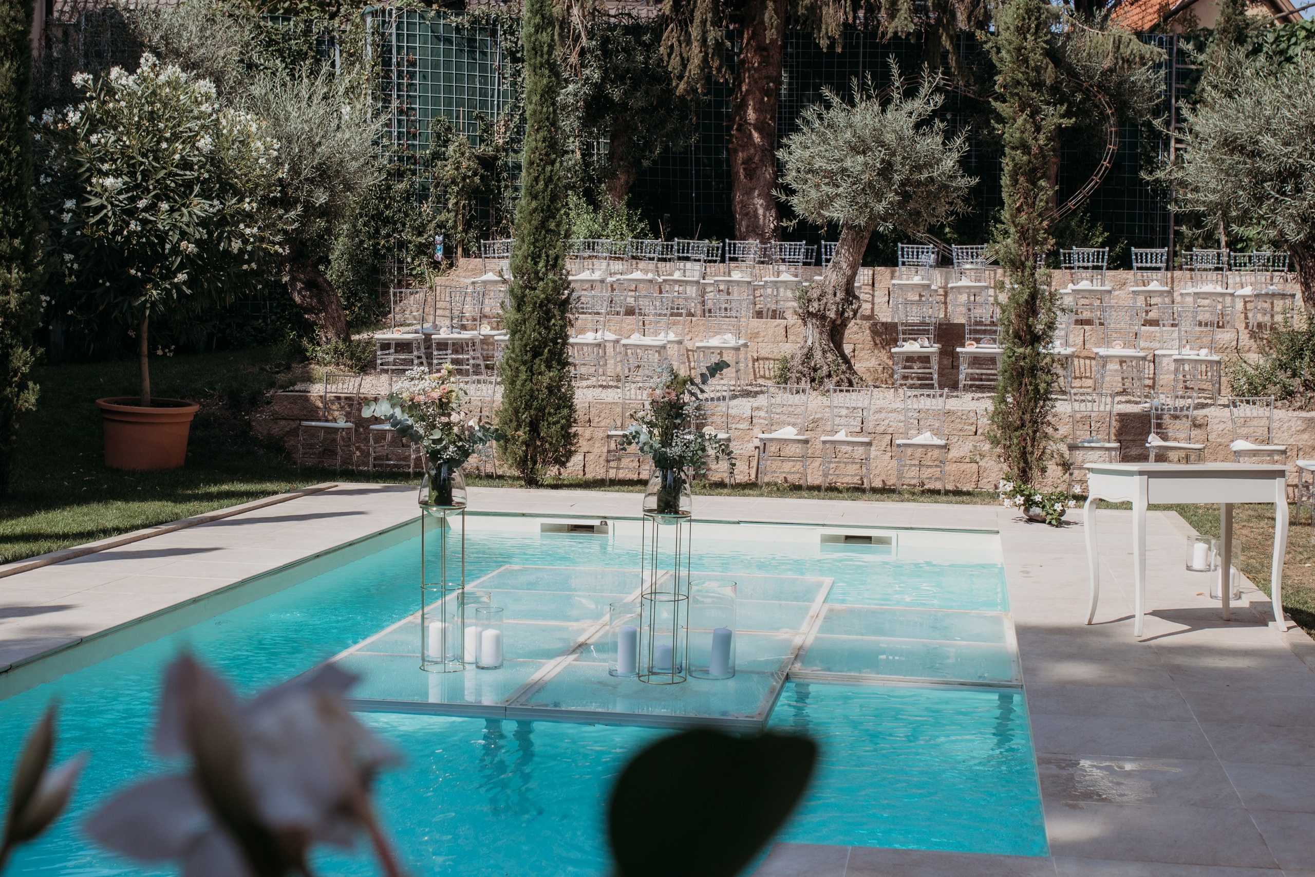 Elegantes Hochzeitspaar in der warmen Abendsonne im Morrhof, in der Pfalz