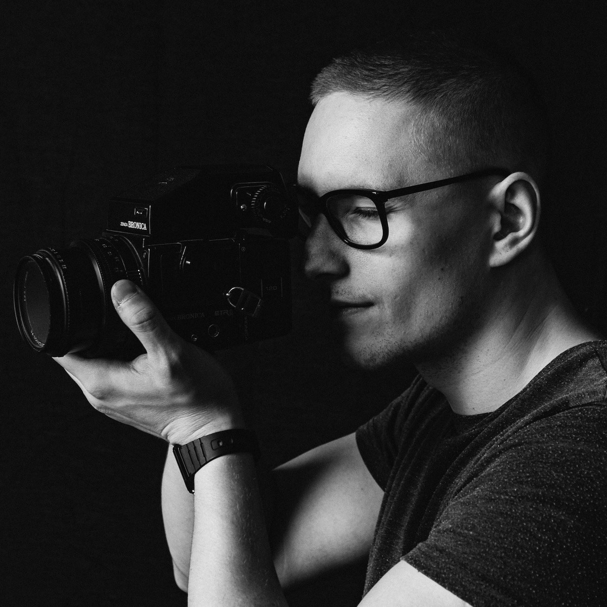 Jevgenijus Balezin – profesionalus portretų fotografas Vilniuje, pasiruošęs įamžinti jūsų asmenines ir šeimos akimirkas.