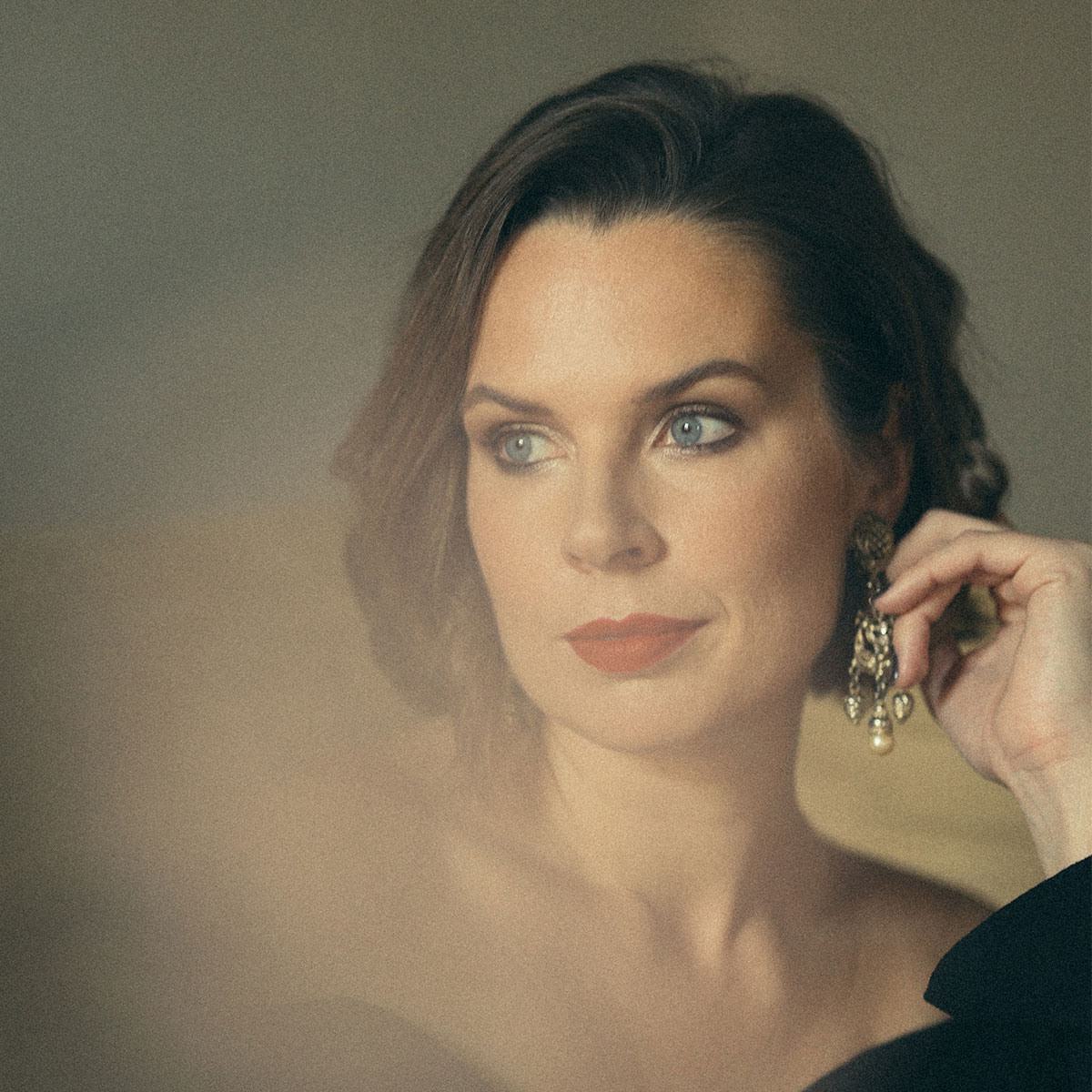 rom Makeup: Bold Lips and Smokey Eyes for a photoshoot in a castle in Italy