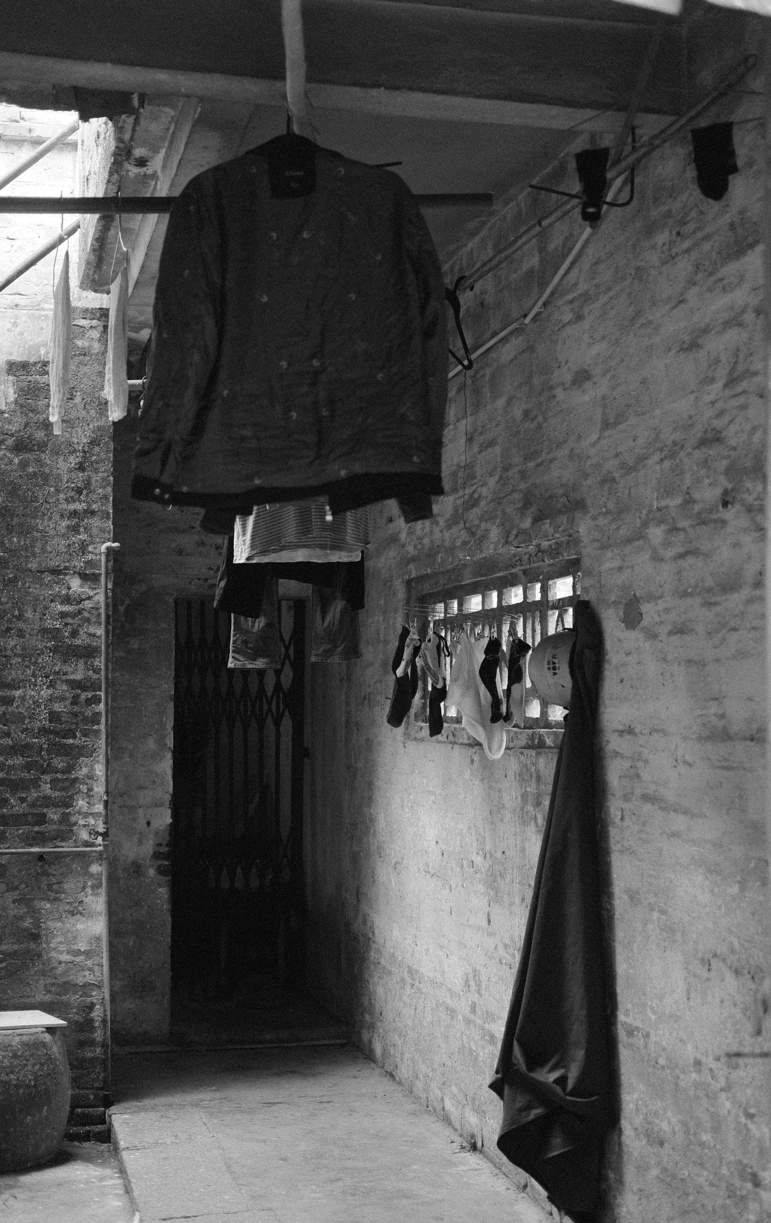 Monochrome Magic: Jiangmen Street Photography. 中国街头摄影 | The Streets of China Through My Eyes | 深圳