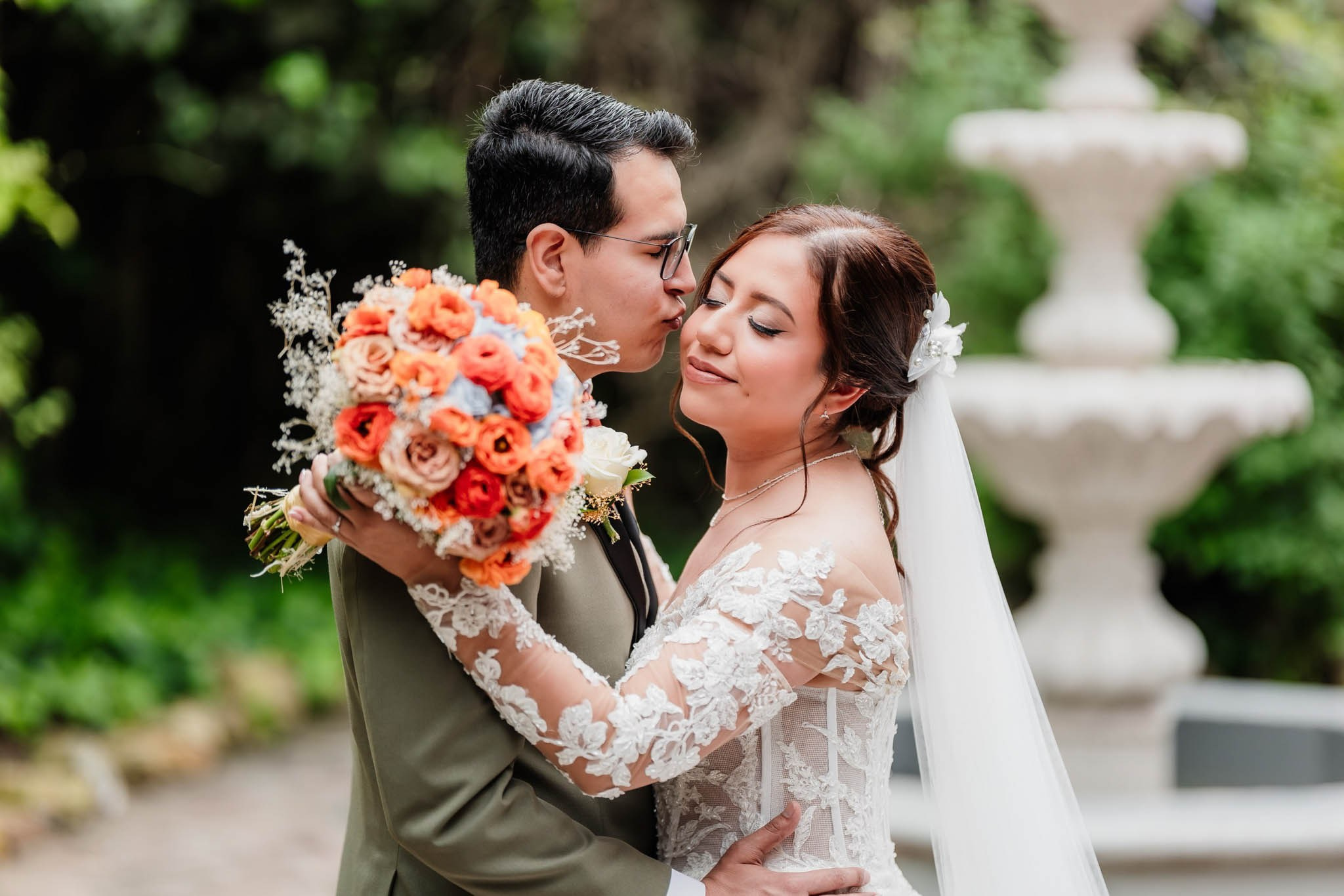 novios abrazados con ramo de flores en jardin de boda en Tijuana Baja California fotografia romantica
