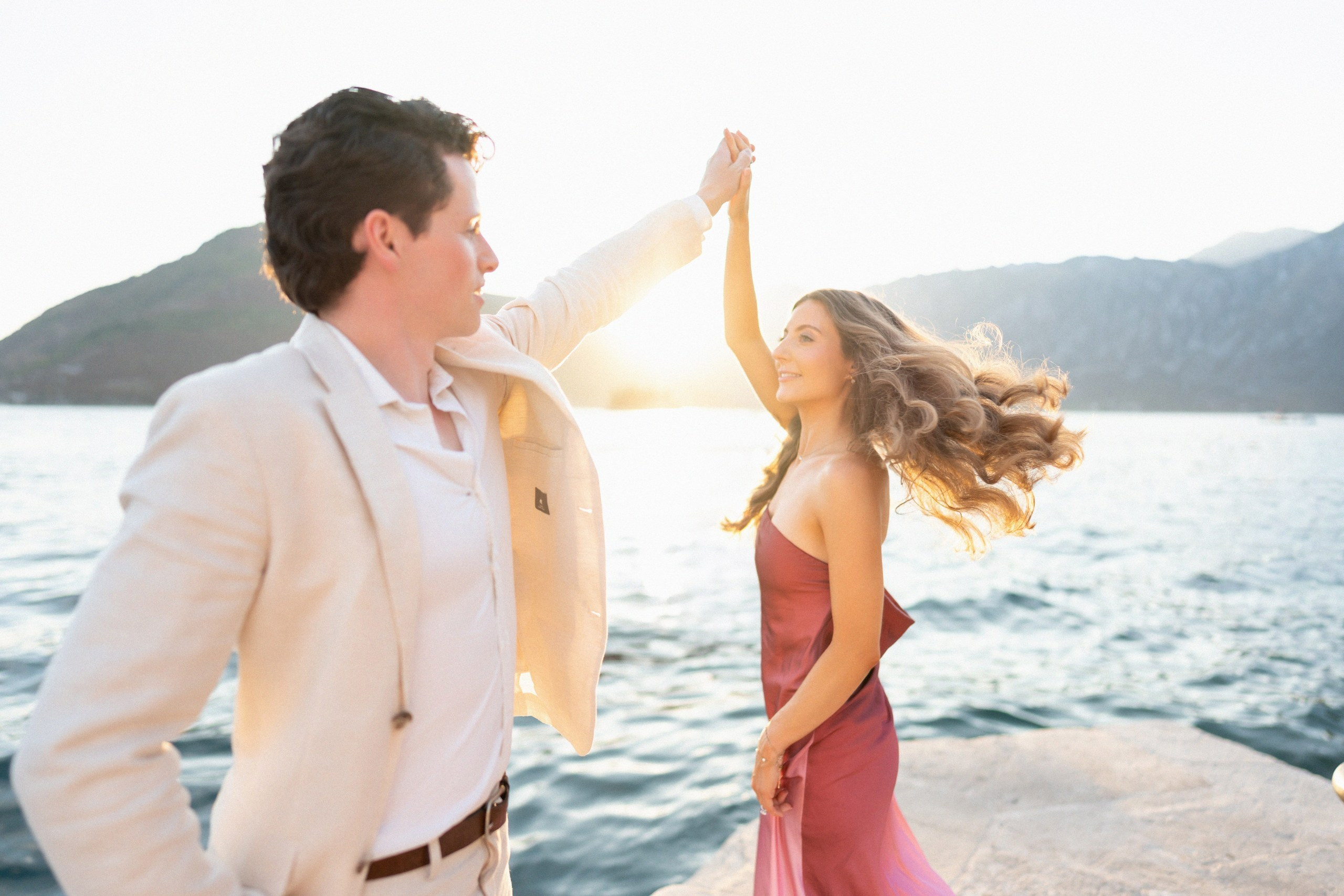 Proposal in Perast during the photoshoot. Fotograf & Videograf in Montenegro | Maria & Vasilii