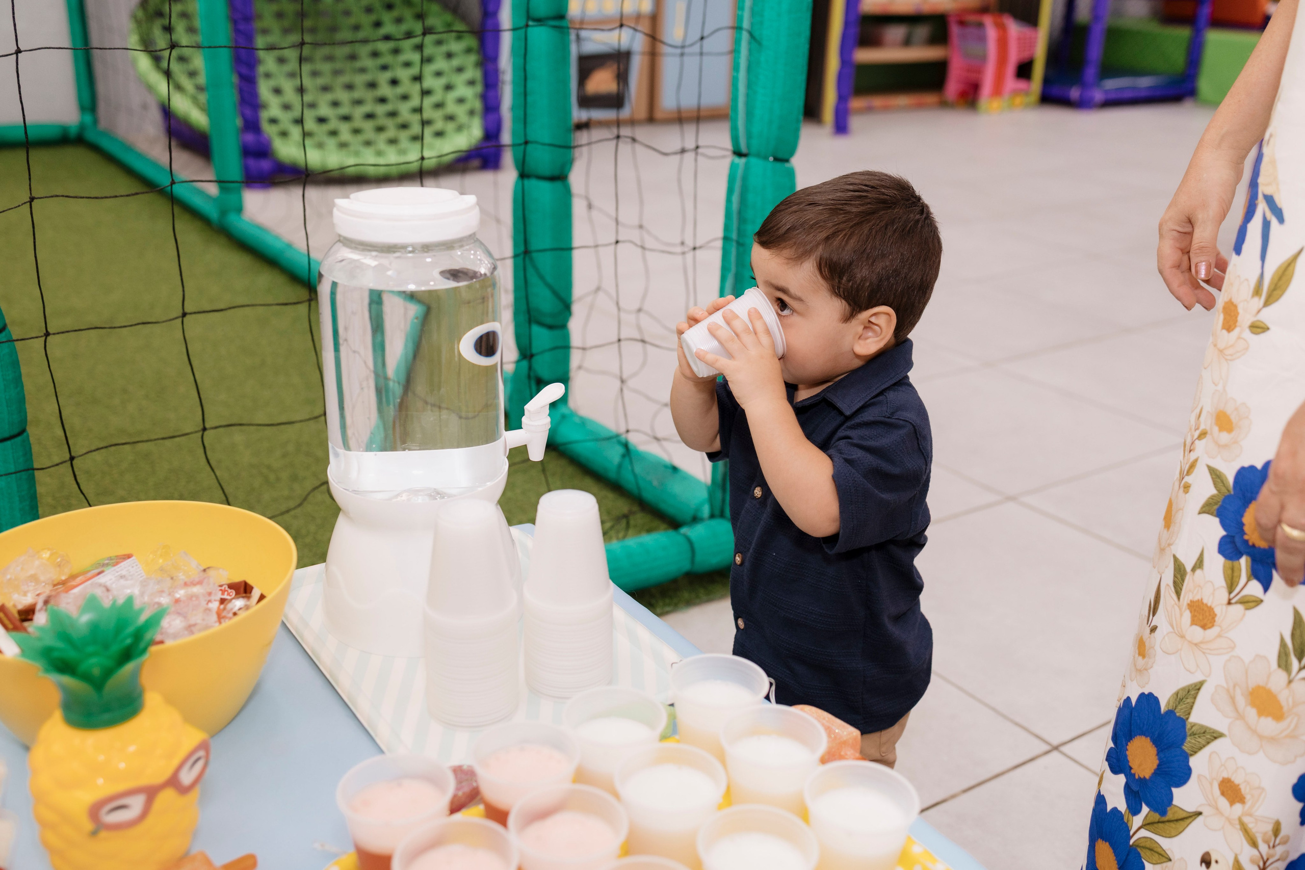 Joaquim brincando livremente durante a festa de 2 anos