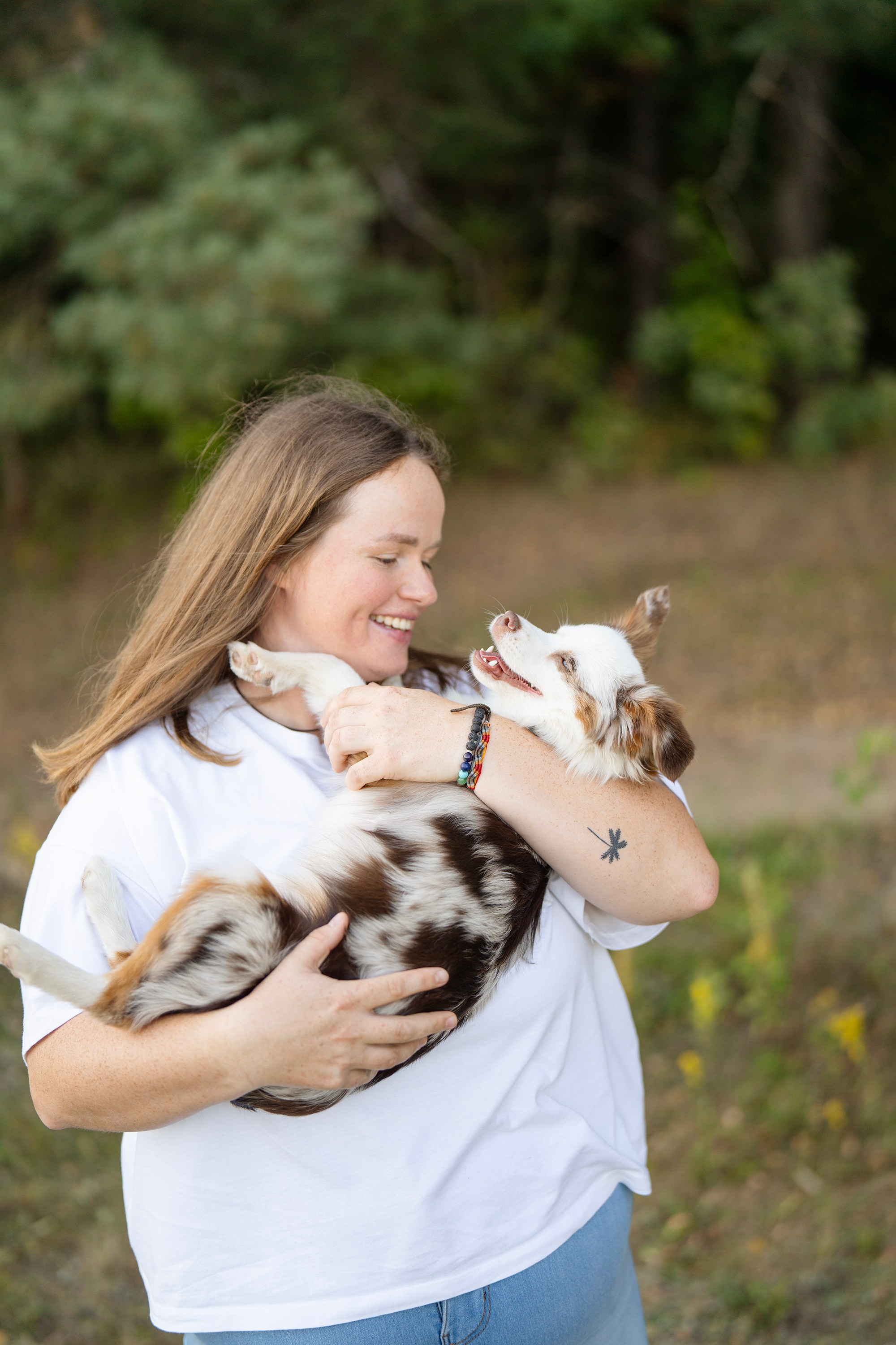 Elenos ir jos šuns Yummi fotosesija gamtoje Vilniuje. Vita Klimaševska ○ Fluffy Soulmate Photography
