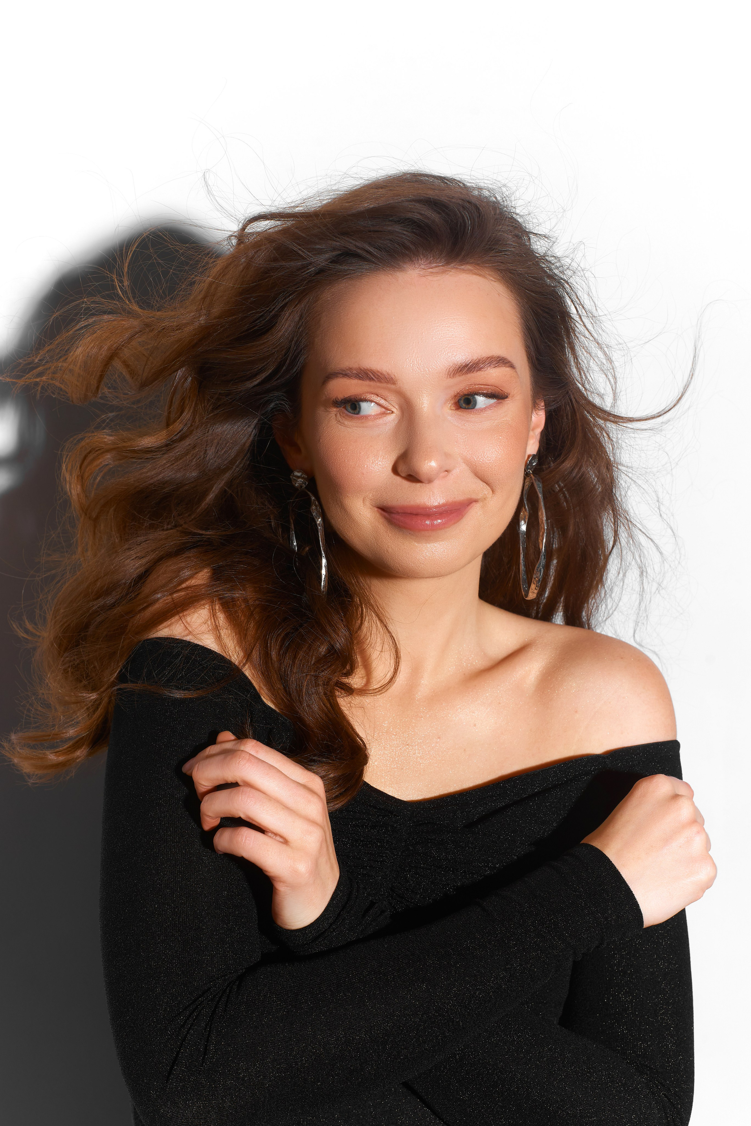 Ekskluzywna sesja zdjęciowa – dynamiczne ujęcie kobiety z rozwianymi włosami, artystyczna fotografia w Warszawie