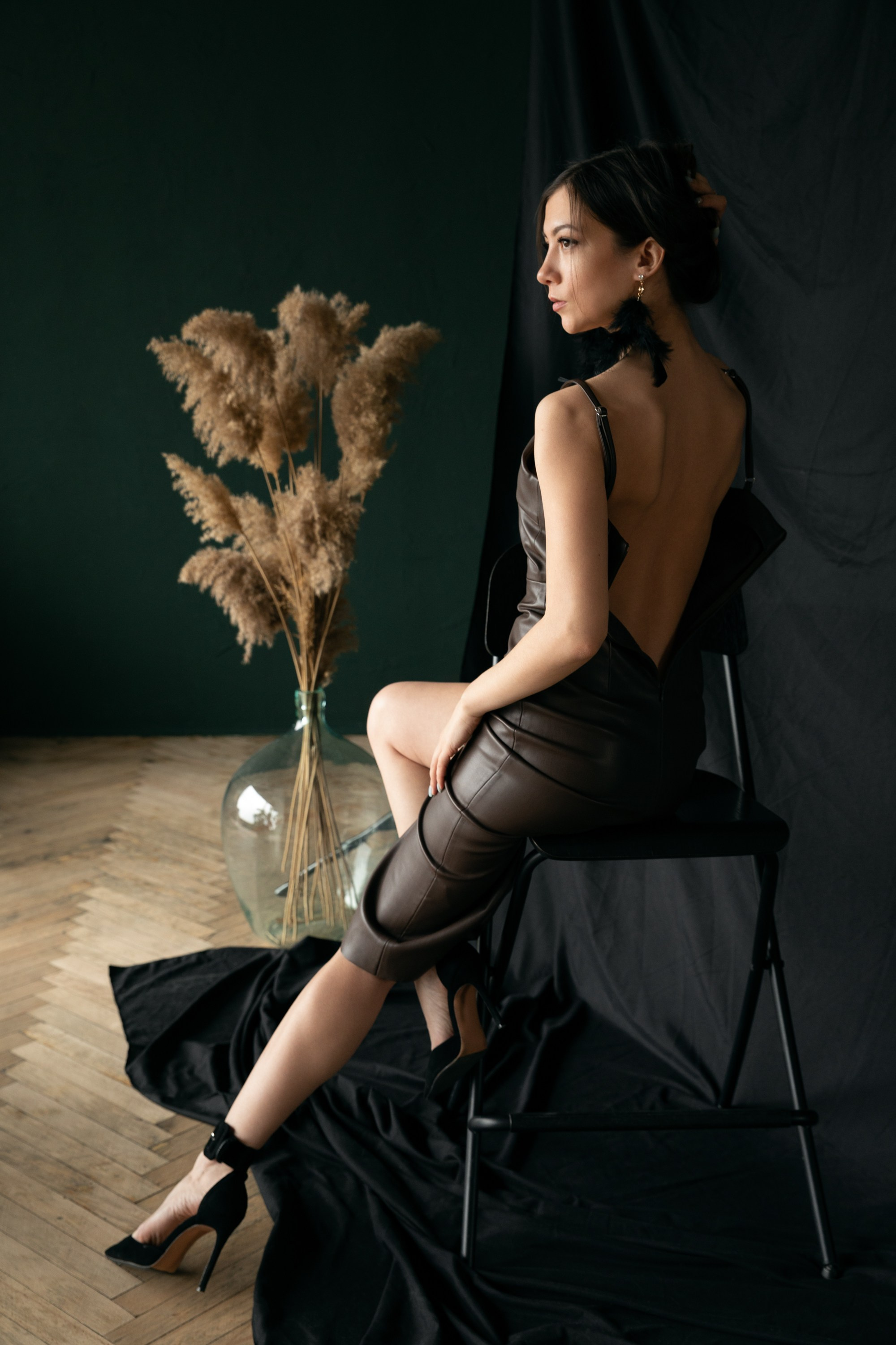 Sanfte Stärke | Minimalistische Portraitfotografie Indoor. Hochzeitsfotograf Bodensee & Allgäu | Liliana Berkut