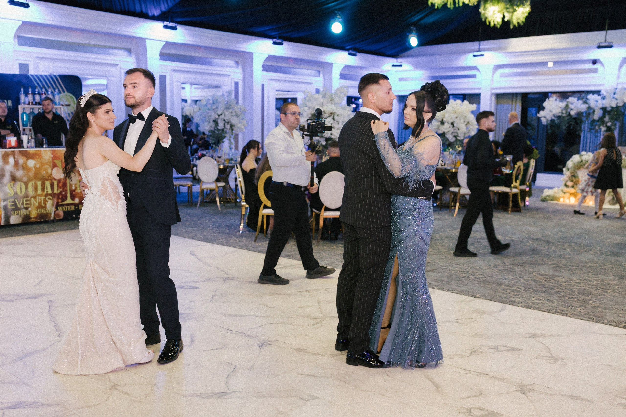1. Mireasa Adriana în timpul pregătirilor de nuntă în Tudora Botoșani2. Costumul mirelui Ionuț fotografiat artistic în ziua nunții3. Prietenii mirelui la tradițiile de nuntă în Tudora4. Bărbieritul mirelui în cadrul obiceiurilor tradiționale de nuntă5. Fotografii de familie la biserică în ziua nunții6. Portret de familie cu mirii și copilul lor la nunta din Botoșani7. Primul dans al mirilor la Mariage Dor Baisa Botoșani8. Decor elegant de nuntă la Mariage Dor Baisa9. Emoții și tradiții la nunta din Tudora județul Botoșani10. Fotograf profesionist de nuntă în Botoșani surprinzând momente autentice - otograf-nunta-botosanifotograf-evenimente-botosanifotograf-profesionist-botosanifotograf-nunta-tudoranunta-tudora-botosanisedinta-foto-nunta-botosanipoze-nunta-botosanifotografii-nunta-tudorafotograf-cununie-religioasa-botosanibiserica-sfintii-imparati-constantin-si-elena-tudoramariage-dor-baisa-botosanirestaurant-nunta-botosanidansul-mirilor-mariage-dorpregatiri-mire-botosanipregatiri-mireasa-botosanitraditii-nunta-moldovaobiceiuri-nunta-tudorafotograf-familie-nunta-botosaniportret-miri-botosanigalerie-foto-nunta-botosanialbum-foto-nunta-botosaninunta-eleganta-botosaninunta-cu-traditii-botosanifotograf-premium-nunta-botosaniservicii-foto-video-botosanipoveste-de-nunta-botosanifotograf-documentar-nuntafotograf-natural-emotionalmiri-ionut-si-adriananunta-autentica-tudora -otograf-nunta-botosanifotograf-nunta-tudoranunta-tudora-botosanifotograf-evenimente-botosanifotograf-profesionist-botosaniservicii-foto-video-botosanigalerie-foto-nunta-botosanialbum-foto-nunta-botosani - nunta-autentica-botosaninunta-cu-traditii-botosanipoveste-de-nunta-botosanifotografii-emotionante-nuntamomente-autentice-nuntafotografie-documentara-nuntafotograf-natural-nunta- pregatiri-miri-tudorabiserica-tudora-botosanicununie-religioasa-tudoramariage-dor-baisa-botosanipetrecere-nunta-botosanivalsul-mirilor-botosani - alino-foto-studio-botosaniionut-si-adriana-nunta-tudorafotograf-alin-chirila-botosani