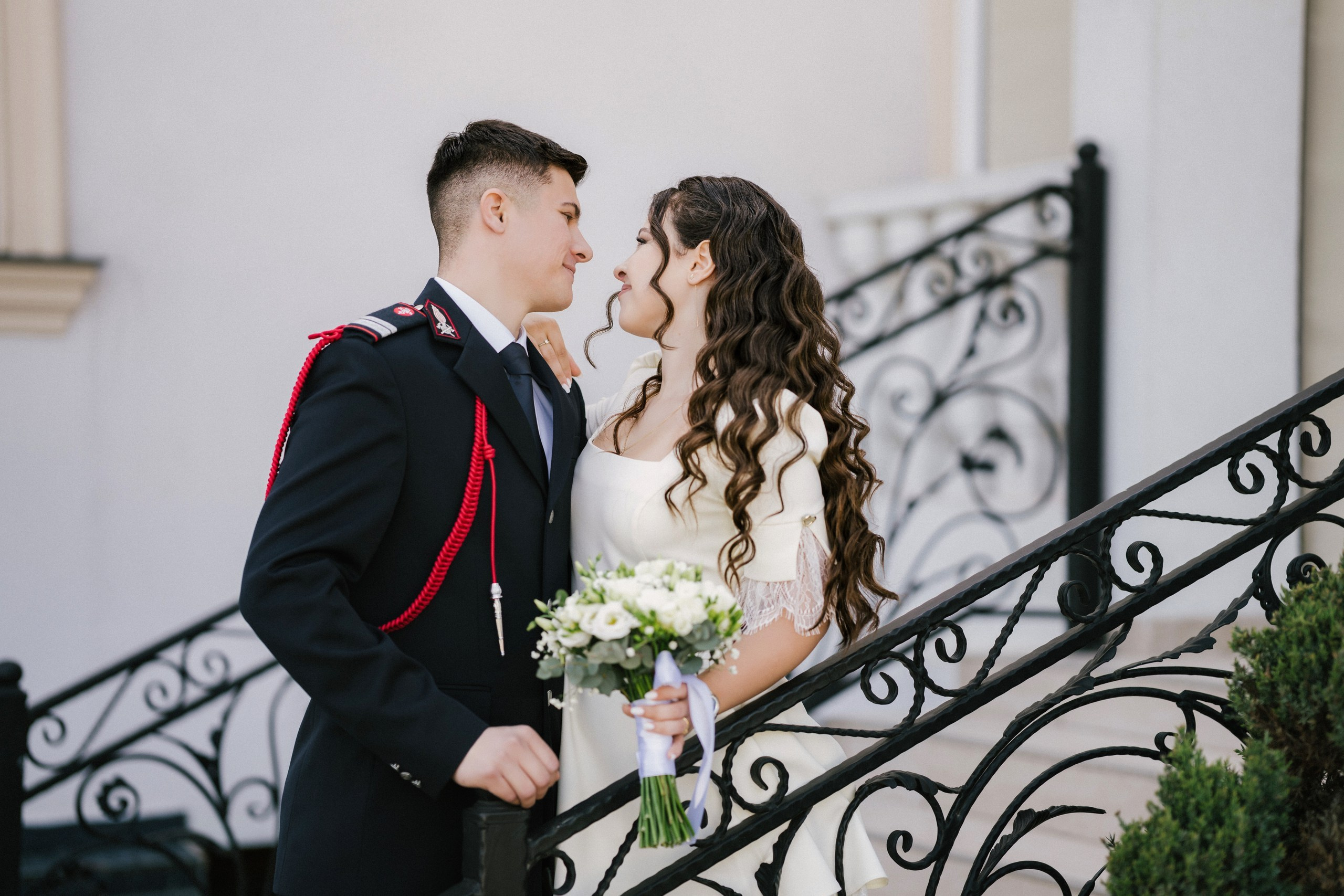 Povestitor prin fotografie - Fotograf nuntă Botoșani  – Alin Chirilă -* Gabriel și Denisa la starea civilă în Unțeni Botoșani, fotografie de cuplu pe scări elegante, Alin Chirilă fotograf* Mire și mireasă după cununia civilă în comuna Unțeni Botoșani, ședință foto realizată de AlinoFotoStudio* Fotograf stare civilă Botoșani, Gabriel și Denisa privindu-se cu drag pe scările locației de eveniment* Cuplu proaspăt căsătorit la cununia civilă Unțeni, fotografie romantică realizată de Alin Chirilă fotograf* Gabriel și Denisa după ceremonia civilă, ședință foto la Restaurant Luceafărul Popas Cucorăni* Fotograf evenimente Botoșani, stare civilă Unțeni, mire și mireasă în cadru elegant și luminos* Mire în uniformă și mireasă cu buchet alb, fotografie de nuntă civilă în județul Botoșani* AlinoFotoStudio portret de cuplu la stare civilă, Gabriel și Denisa în ziua logodnei civile* Fotograf cununie civilă Botoșani, moment romantic surprins la Popas Cucorăni Luceafărul* Gabriel și Denisa și-au spus da la Unțeni Botoșani, amintiri fotografice naturale și elegante* Mireasă cu păr ondulat și mire în uniformă militară, fotografie de cuplu la stare civilă* Alin Chirilă povestitor prin fotografie, cununie civilă Gabriel și Denisa în Botoșani* Ședință foto de stare civilă Botoșani, cuplu pe scări decorative într-un cadru rafinat* Fotograf nuntă și stare civilă Suceava Botoșani Iași, Gabriel și Denisa în ziua cea mare* Imagine romantică de la cununia civilă Unțeni, mire și mireasă zâmbind unul către celălalt, fotograf uvertura mall Botoșani, fotograf mall- servicii foto- video Botoșani 