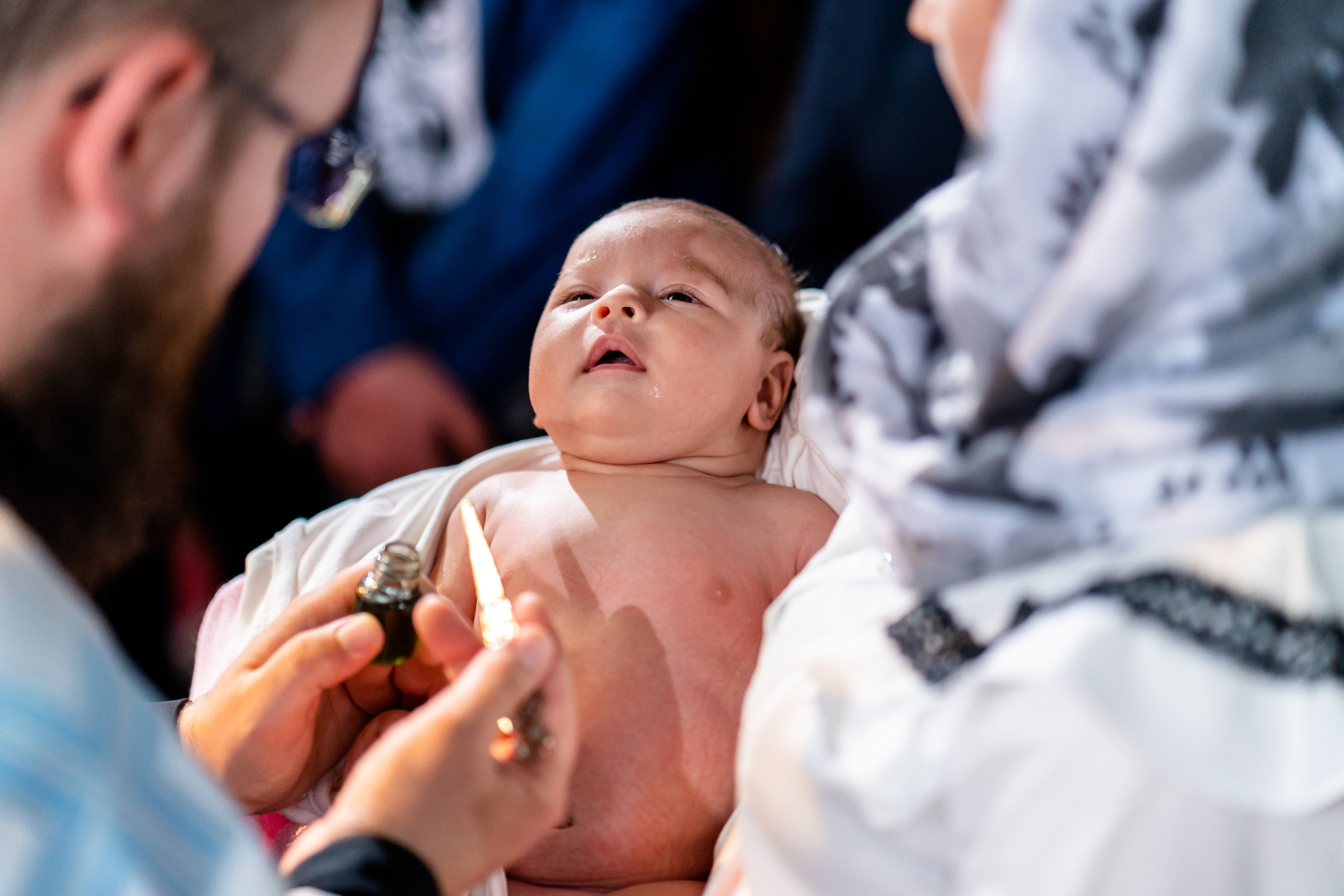 “Bebeluș botezat în biserică, ținut în brațe de nași”	•	“Detaliu cu lumânarea de botez decorată cu flori albe”	•	“Părinți emoționați alături de copilul lor la ceremonia de botez”	•	“Masa festivă de botez cu decor tematic și tort personalizat”	•	“Momentul în care preotul toarnă apă sfințită pe fruntea bebelușului”	“Bebeluș în rochie albă de botez, zâmbind în brațele mamei”	•	“Detaliu cu cruciulița de botez așezată pe o pernă de satin”	•	“Părinți și nași aprinzând lumânările în timpul ceremoniei de botez”	•	“Tort de botez decorat cu figurine tematice și numele copilului”	•	“Copil botezat dormind liniștit în pătuțul decorat festiv”	•	“Momentul în care preotul binecuvântează copilul în fața altarului”	•	“Invitați adunându-se în jurul mesei festive la petrecerea de botez”	•	“Bebeluș ținând în mână o jucărie personalizată primită la botez”	•	“Familie fericită pozând împreună după ceremonia de botez”	•	“Decor tematic cu baloane și flori la locația petrecerii de botez” fotograf Botoșani fotograf evenimente fotograf botez Alin Chirila fotograf alinofotostudio,- Preotul ținându-l pe micuțul Mathias Gabriel la botez, în biserica Înălțarea Domnului, Copălău  - Detalii de la botezul lui Mathias – lumânare, trusou și icoană  - Familia lui Mathias Gabriel alături de micuț, în ziua botezului  - Portret emoționant cu mama și bebelușul în brațe, în biserică,fotograf profesionist evenimente Botoșani, Iași, Suceava, Fălticeni, Bacău, Pașcani, Roman - AlinoFotoStudio by Alin Chirilă - servicii foto nuntă, botez, cununie, ședințe foto creative, albume personalizate, fotografii emoționante și calitative pentru cele mai importante momente din viață,fotograf nuntă Botoșani Alin Chirilă,  ședință foto botez Iași - AlinoFotoStudio,  servicii fotograf profesionist evenimente Suceava,  fotograf cununie civilă Fălticeni - Alin Chirilă,  album foto nuntă personalizat Bacău.“Bebeluș botezat în biserică, ținut în brațe de nași”	•	“Detaliu cu lumânarea de botez decorată cu flori albe”	•	“Părinți emoționați alături de copilul lor la ceremonia de botez”	•	“Masa festivă de botez cu decor tematic și tort personalizat”	•	“Momentul în care preotul toarnă apă sfințită pe fruntea bebelușului”	“Bebeluș în rochie albă de botez, zâmbind în brațele mamei”	•	“Detaliu cu cruciulița de botez așezată pe o pernă de satin”	•	“Părinți și nași aprinzând lumânările în timpul ceremoniei de botez”	•	“Tort de botez decorat cu figurine tematice și numele copilului”	•	“Copil botezat dormind liniștit în pătuțul decorat festiv”	•	“Momentul în care preotul binecuvântează copilul în fața altarului”	•	“Invitați adunându-se în jurul mesei festive la petrecerea de botez”	•	“Bebeluș ținând în mână o jucărie personalizată primită la botez”	•	“Familie fericită pozând împreună după ceremonia de botez”	•	“Decor tematic cu baloane și flori la locația petrecerii de botez” fotograf Botoșani fotograf evenimente fotograf botez Alin Chirila fotograf alinofotostudio.fotograf botez Amelis Maria, fotografie botez Botoșani, fotograf Alin Chirilă, amintiri botez, fotografii botez, botez Amelis Maria, fotograf copii, fotografie botez în Botoșani,