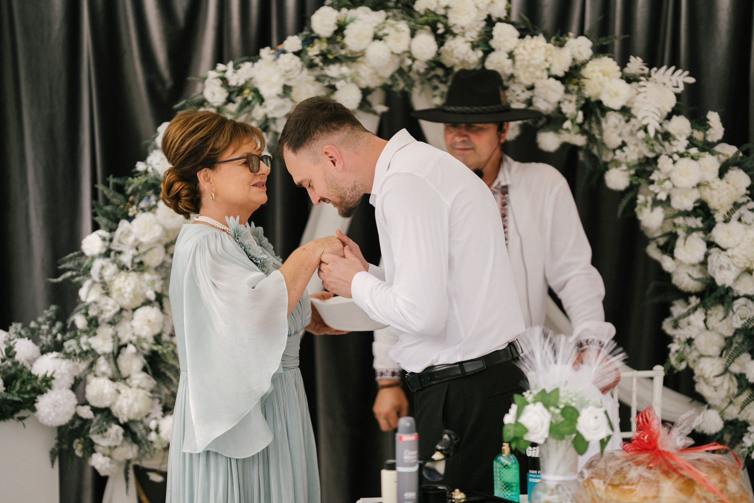 1. Mireasa Adriana în timpul pregătirilor de nuntă în Tudora Botoșani2. Costumul mirelui Ionuț fotografiat artistic în ziua nunții3. Prietenii mirelui la tradițiile de nuntă în Tudora4. Bărbieritul mirelui în cadrul obiceiurilor tradiționale de nuntă5. Fotografii de familie la biserică în ziua nunții6. Portret de familie cu mirii și copilul lor la nunta din Botoșani7. Primul dans al mirilor la Mariage Dor Baisa Botoșani8. Decor elegant de nuntă la Mariage Dor Baisa9. Emoții și tradiții la nunta din Tudora județul Botoșani10. Fotograf profesionist de nuntă în Botoșani surprinzând momente autentice - otograf-nunta-botosanifotograf-evenimente-botosanifotograf-profesionist-botosanifotograf-nunta-tudoranunta-tudora-botosanisedinta-foto-nunta-botosanipoze-nunta-botosanifotografii-nunta-tudorafotograf-cununie-religioasa-botosanibiserica-sfintii-imparati-constantin-si-elena-tudoramariage-dor-baisa-botosanirestaurant-nunta-botosanidansul-mirilor-mariage-dorpregatiri-mire-botosanipregatiri-mireasa-botosanitraditii-nunta-moldovaobiceiuri-nunta-tudorafotograf-familie-nunta-botosaniportret-miri-botosanigalerie-foto-nunta-botosanialbum-foto-nunta-botosaninunta-eleganta-botosaninunta-cu-traditii-botosanifotograf-premium-nunta-botosaniservicii-foto-video-botosanipoveste-de-nunta-botosanifotograf-documentar-nuntafotograf-natural-emotionalmiri-ionut-si-adriananunta-autentica-tudora -otograf-nunta-botosanifotograf-nunta-tudoranunta-tudora-botosanifotograf-evenimente-botosanifotograf-profesionist-botosaniservicii-foto-video-botosanigalerie-foto-nunta-botosanialbum-foto-nunta-botosani - nunta-autentica-botosaninunta-cu-traditii-botosanipoveste-de-nunta-botosanifotografii-emotionante-nuntamomente-autentice-nuntafotografie-documentara-nuntafotograf-natural-nunta- pregatiri-miri-tudorabiserica-tudora-botosanicununie-religioasa-tudoramariage-dor-baisa-botosanipetrecere-nunta-botosanivalsul-mirilor-botosani - alino-foto-studio-botosaniionut-si-adriana-nunta-tudorafotograf-alin-chirila-botosani