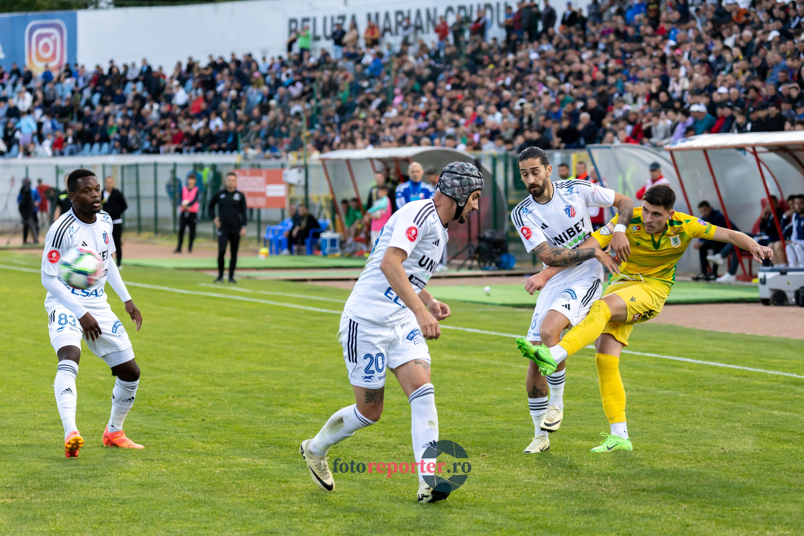 Galerie Foto: FC Botoșani vs. CS Mioveni - Pe 17 mai 2024, am fost martorii unei partide incredibile între FC Botoșani și CS Mioveni, în prima manșă a barajului pentru evitarea retrogradării. În fața unui stadion plin de emoție și speranță, echipa noastră a obținut o victorie importantă, cu un gol marcat de Aldair în minutul 93. 💪 *FC Botoșani 1-0 CS Mioveni*⚽️ Urmăriți momentele cheie ale meciului și bucuria suporterilor în această galerie foto! Pregătiți-vă pentru meciul de retur de pe 24 mai, când vom lupta din nou pentru a rămâne în prima ligă.#FCBotoșani #CSMioveni #BarajRetrogradare #ForzaBotoșani 