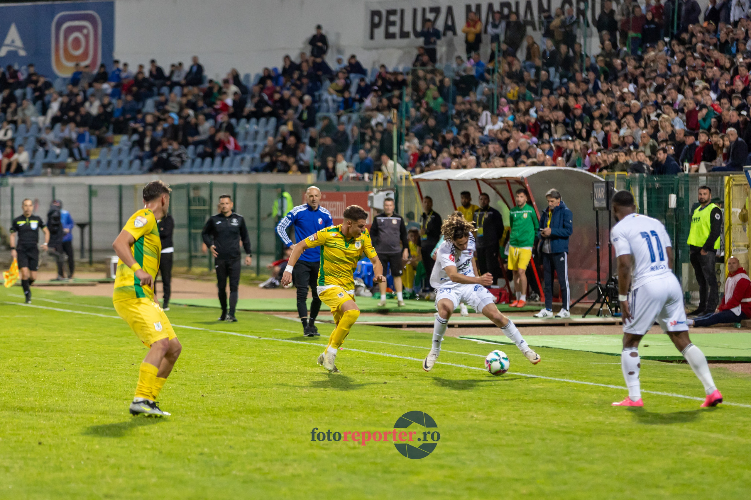 Galerie Foto: FC Botoșani vs. CS Mioveni - Pe 17 mai 2024, am fost martorii unei partide incredibile între FC Botoșani și CS Mioveni, în prima manșă a barajului pentru evitarea retrogradării. În fața unui stadion plin de emoție și speranță, echipa noastră a obținut o victorie importantă, cu un gol marcat de Aldair în minutul 93. 💪 *FC Botoșani 1-0 CS Mioveni*⚽️ Urmăriți momentele cheie ale meciului și bucuria suporterilor în această galerie foto! Pregătiți-vă pentru meciul de retur de pe 24 mai, când vom lupta din nou pentru a rămâne în prima ligă.#FCBotoșani #CSMioveni #BarajRetrogradare #ForzaBotoșani 