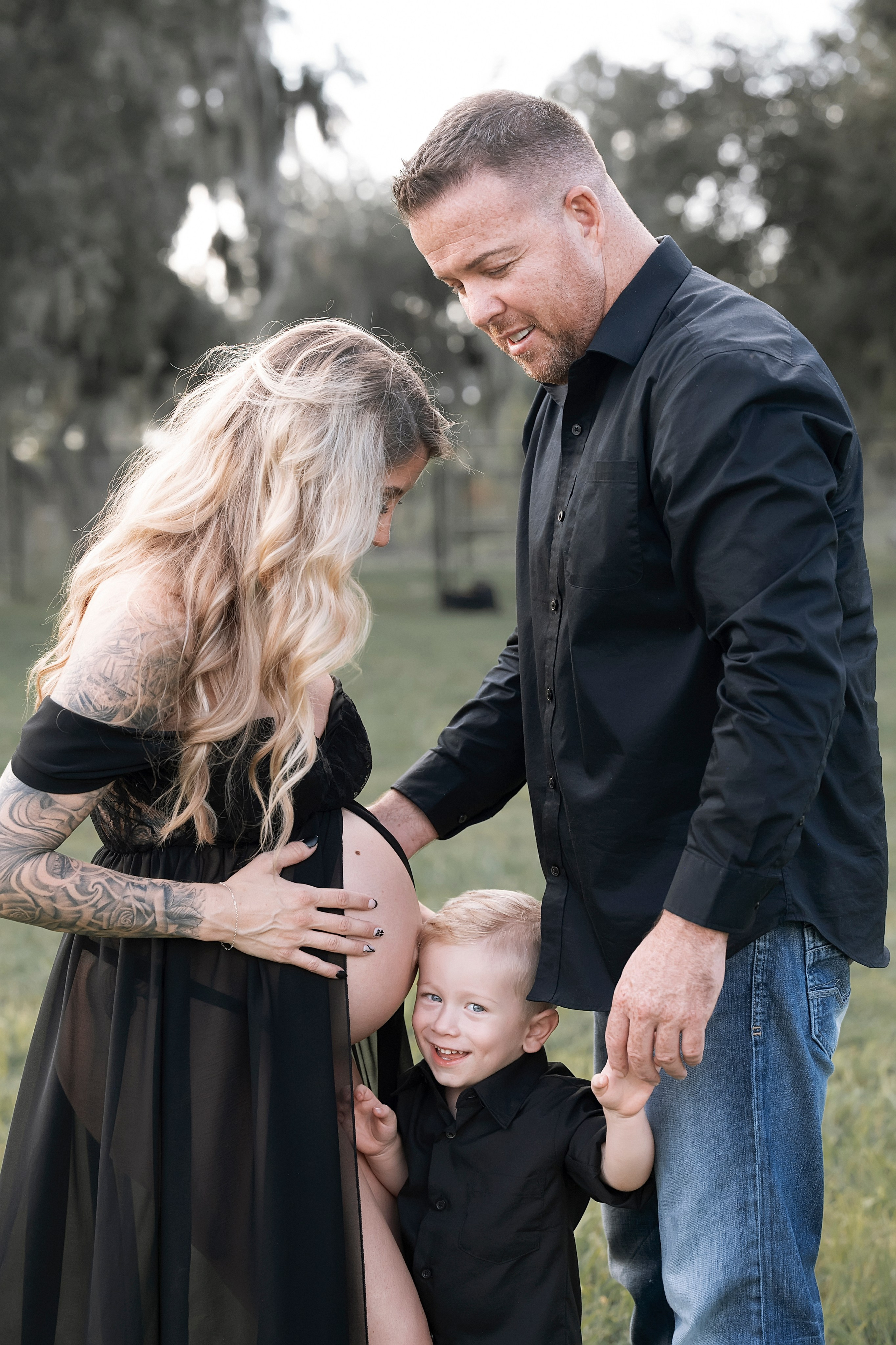 Maternity session outside. Portrait, kids and family photographer in Wesley Chapel Alina Alice Osipova