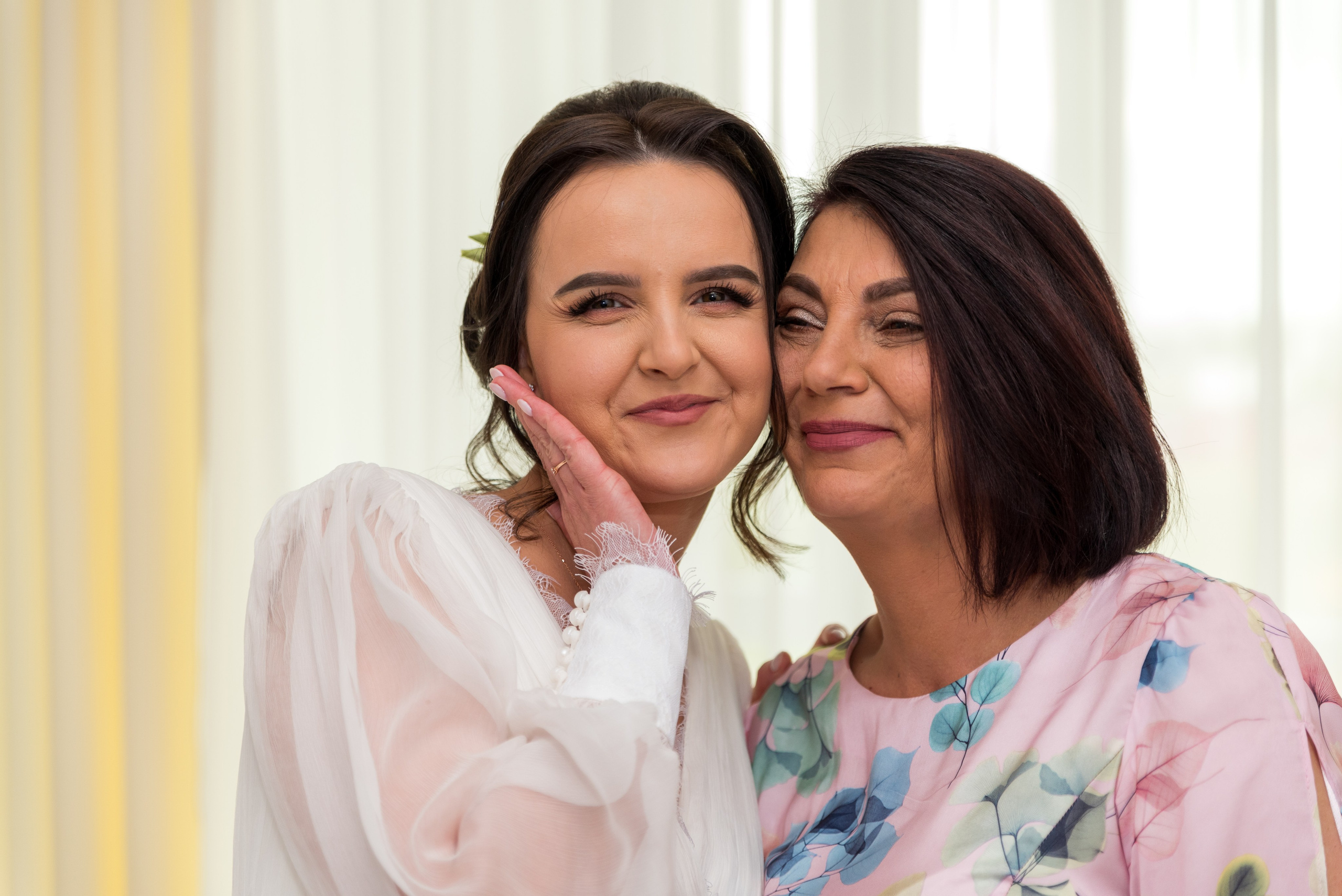 Photo session at home, wedding photos, Bucharest wedding photographer, wedding photos at home, bridal posing, customs, professional wedding photography, photo of the bride with her mother