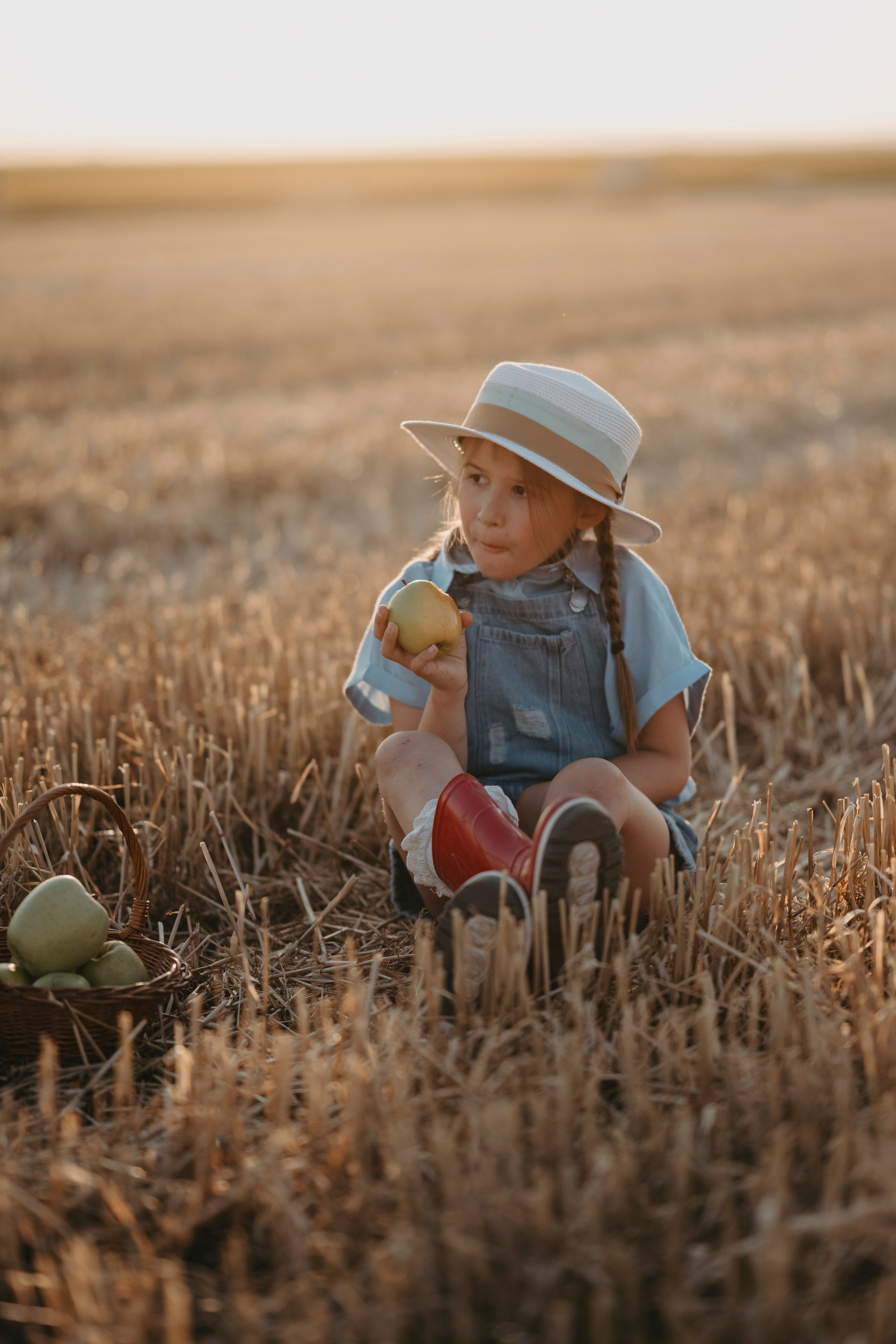 Letnje fotografisanje u polju suncokreta i sena. Deciji i porodicni fotograf u Beogradu Oksana Skendzic